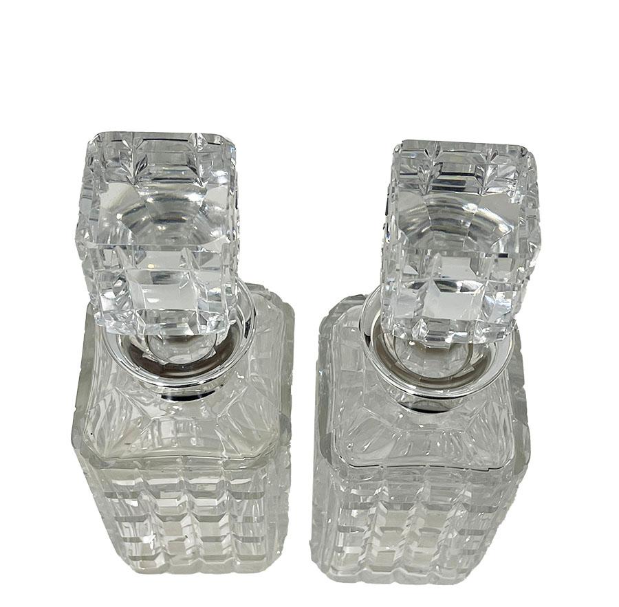 Decanter per whisky con collare d'argento di Wolfers Frères per Val Saint Lambert

Due decanter per whisky in cristallo trasparente di Wolfers Frères S.A. Belgio con tappi. Il modello con taglio a cristallo proviene da Val Sant Lambert, Belgio (non