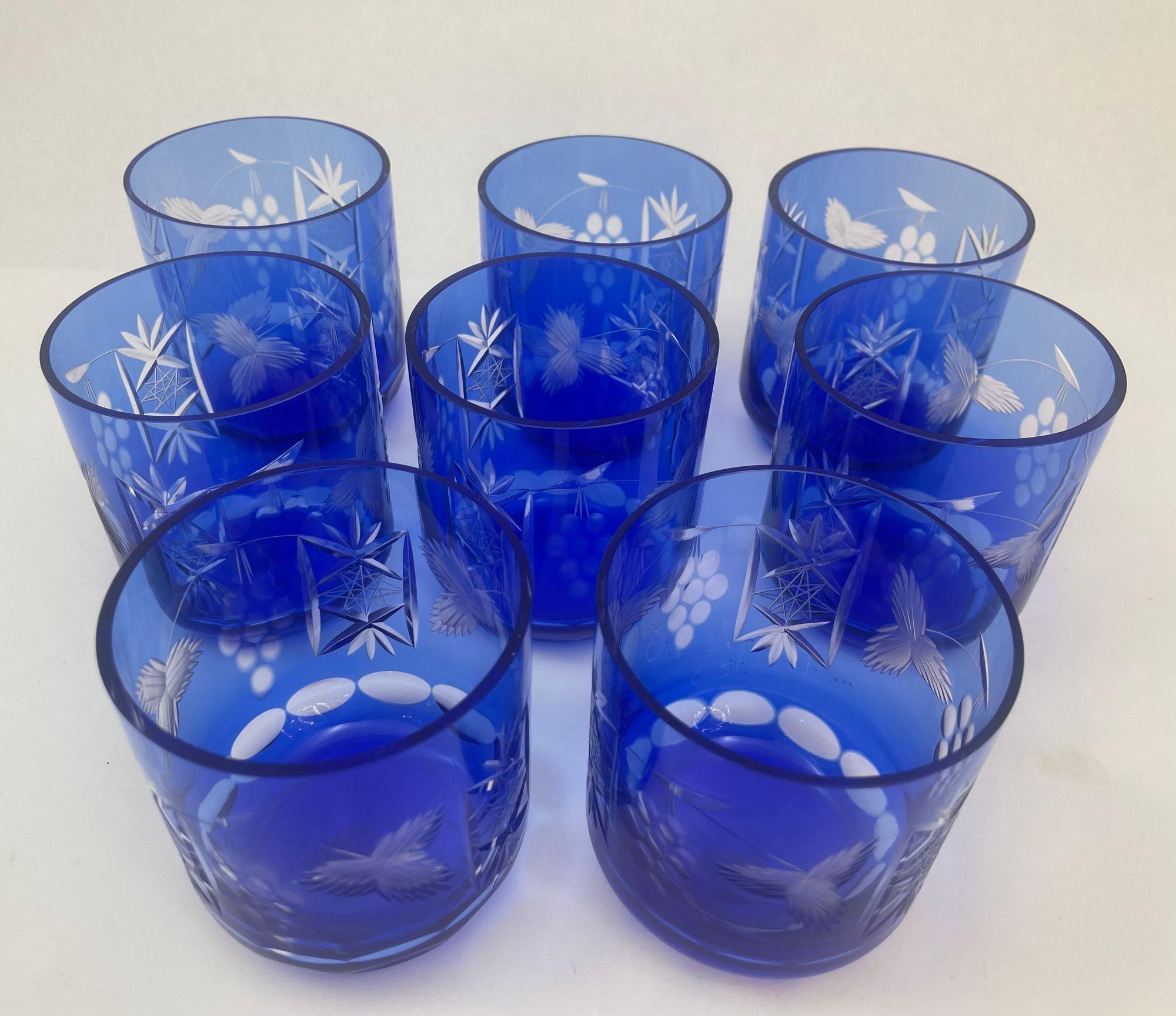 Copas de Whisky Vaso Baccarat Cristal Tallado Azul Zafiro Juego de 8.
Juego de ocho vasos de whisky vintage de cristal azul cobalto de estilo Baccarat.
Exquisitos vasos de cristal checo tallado de estilo bohemio para beber.
El vibrante cristal azul