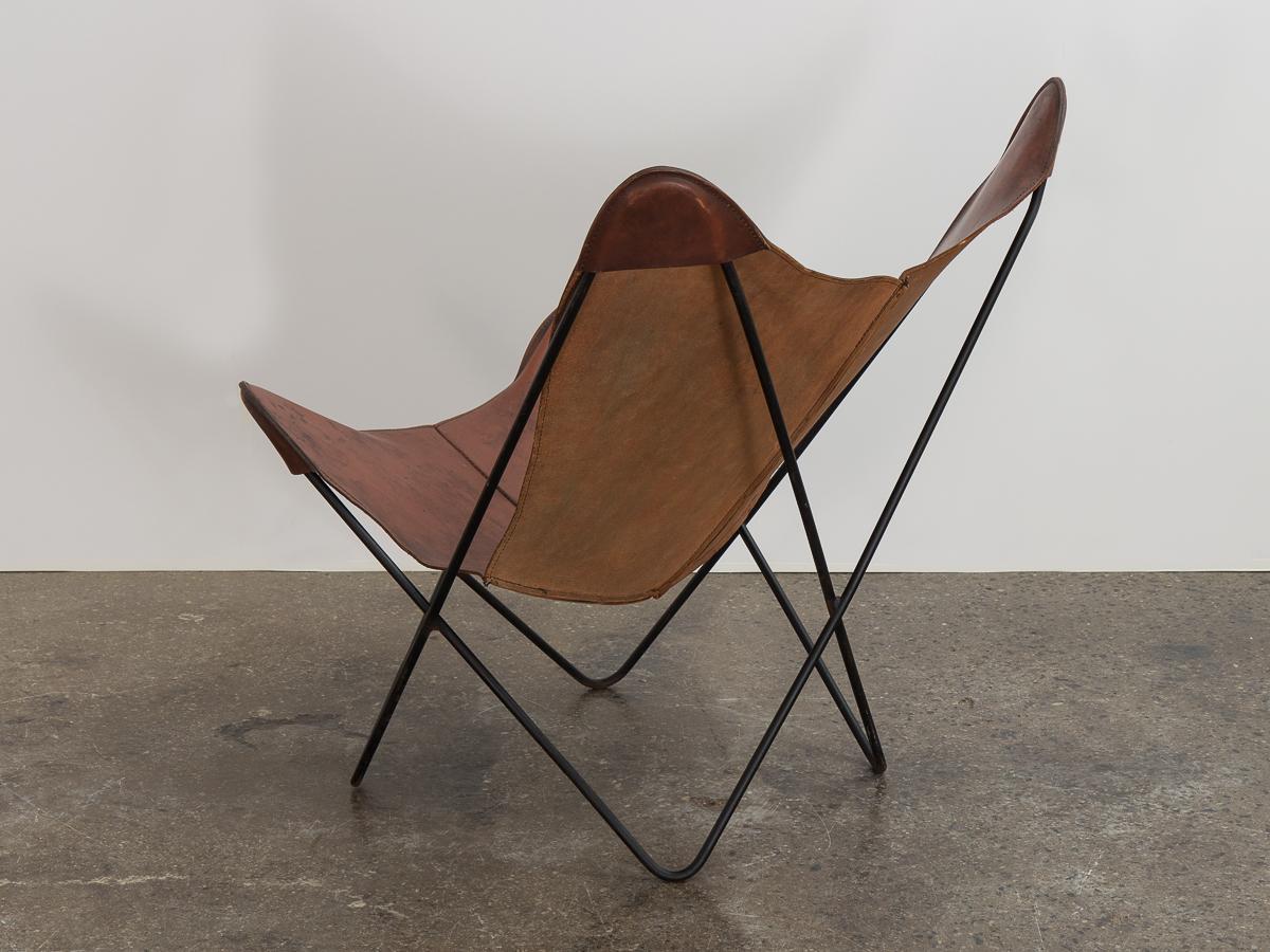 Original Whiskey leather Hardoy butterfly chair, designed by Jorge Ferrari-Hardoy for Knoll. An iconic midcentury design with a relaxed and rugged vibe. Our vintage 1950s example has the original saddle leather sling, with amazing patina and age.