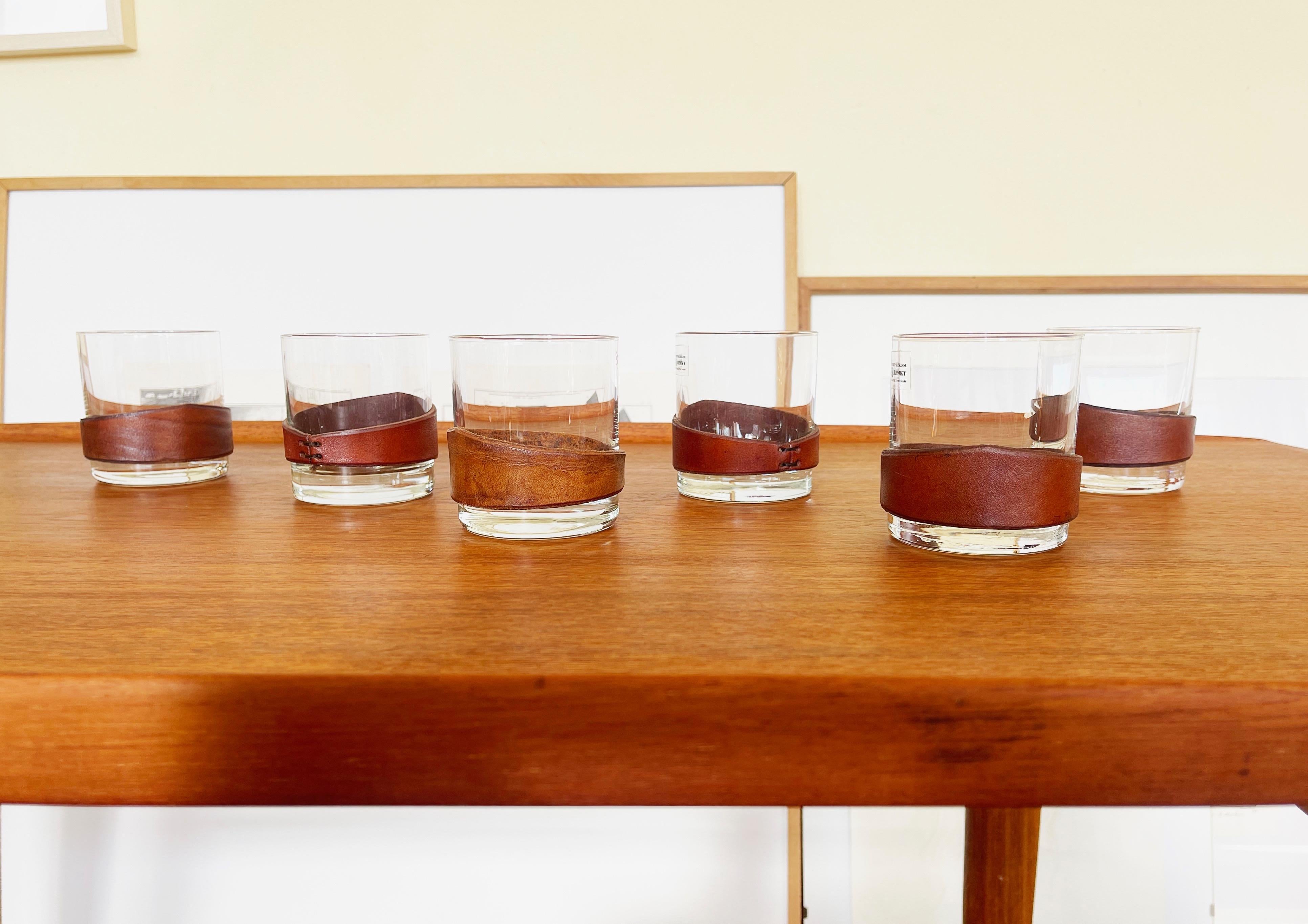 Mid-Century Modern Gobelet à whisky avec étui en cuir d'après Jacques Adnet, lot de 6, années 1980 en vente