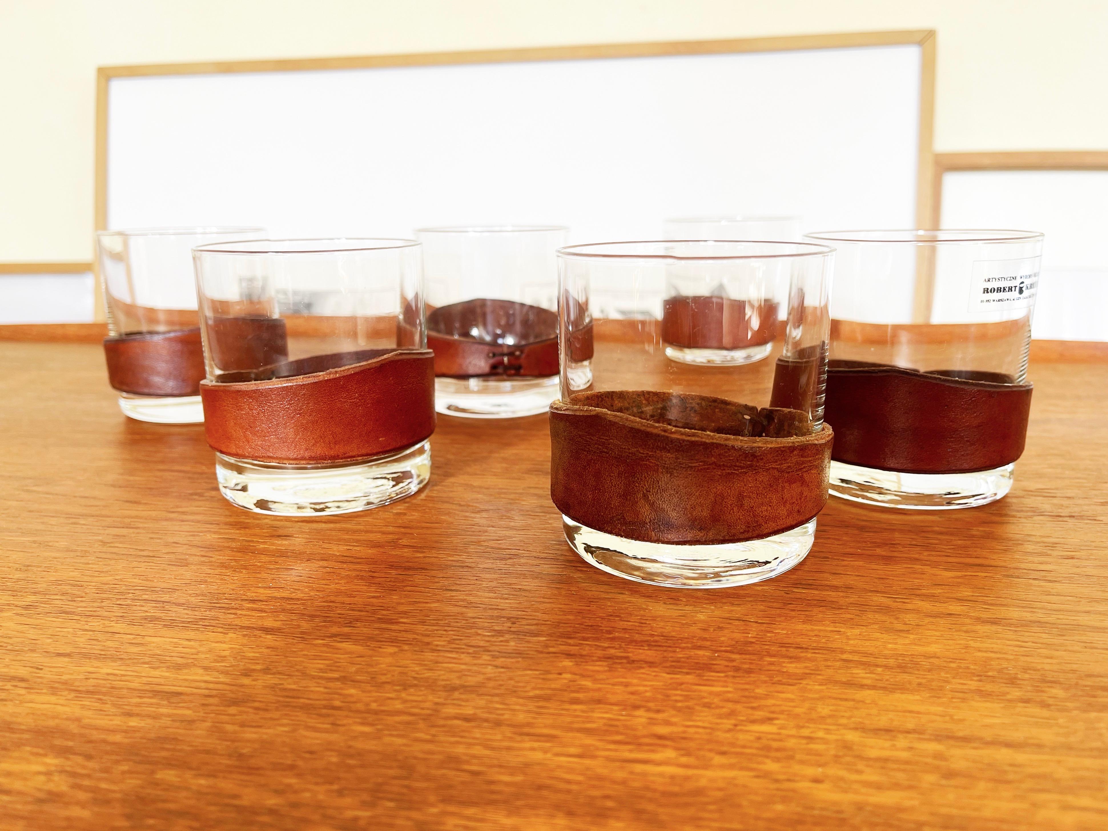 Français Gobelet à whisky avec étui en cuir d'après Jacques Adnet, lot de 6, années 1980 en vente