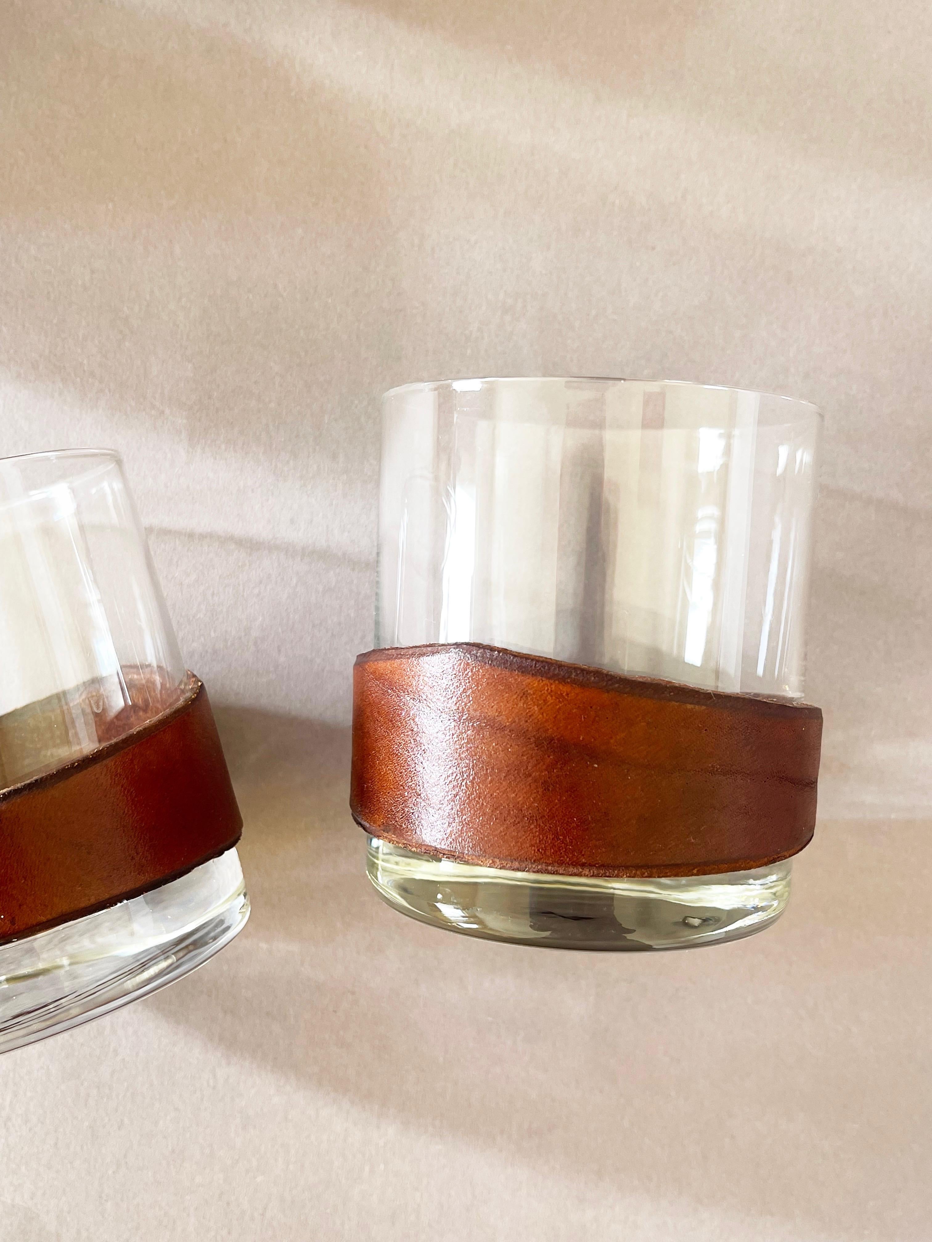 Fait main Gobelet à whisky avec étui en cuir d'après Jacques Adnet, lot de 6, années 1980 en vente