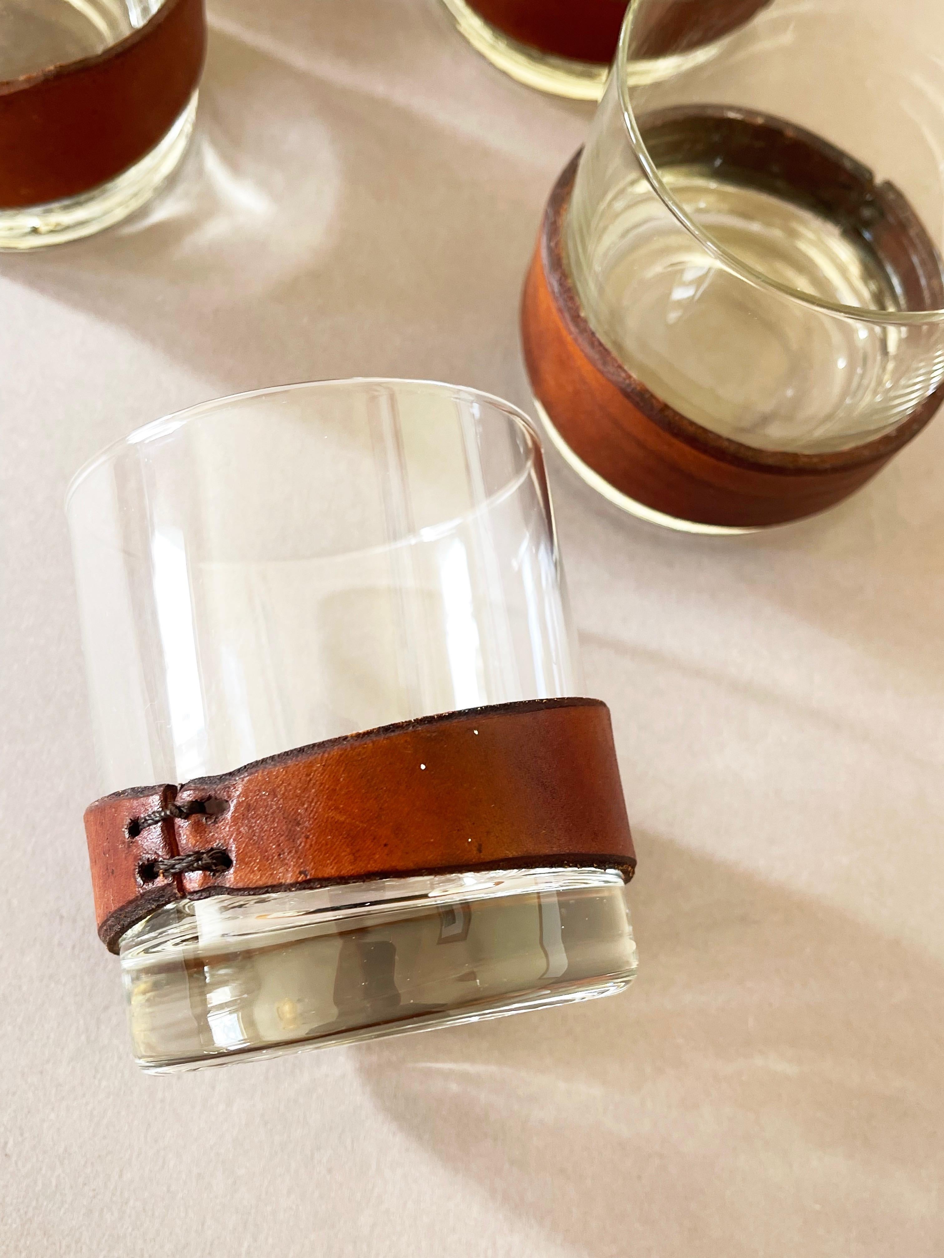 Gobelet à whisky avec étui en cuir d'après Jacques Adnet, lot de 6, années 1980 Bon état - En vente à Andernach, DE