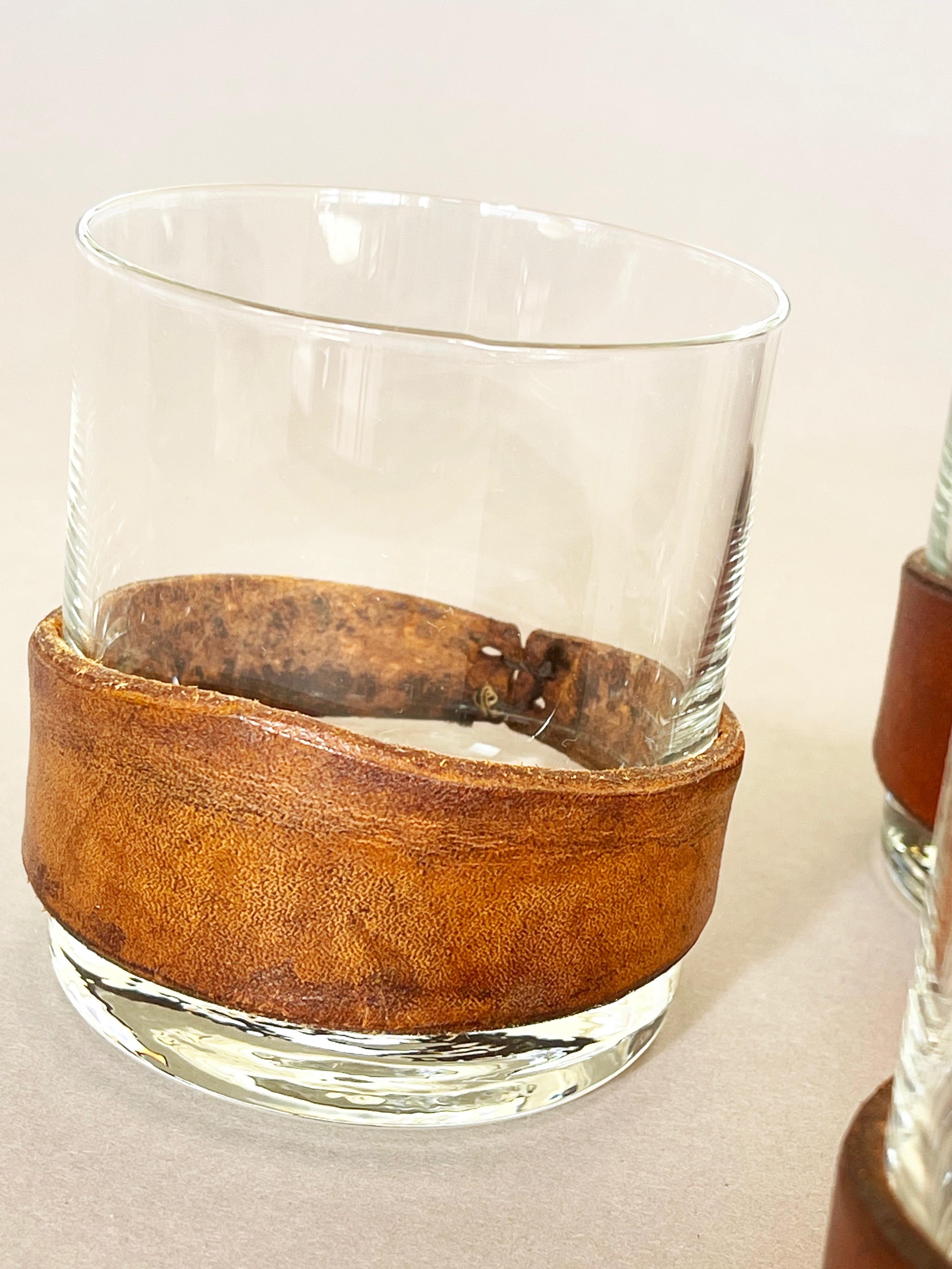 Verre Gobelet à whisky avec étui en cuir d'après Jacques Adnet, lot de 6, années 1980 en vente