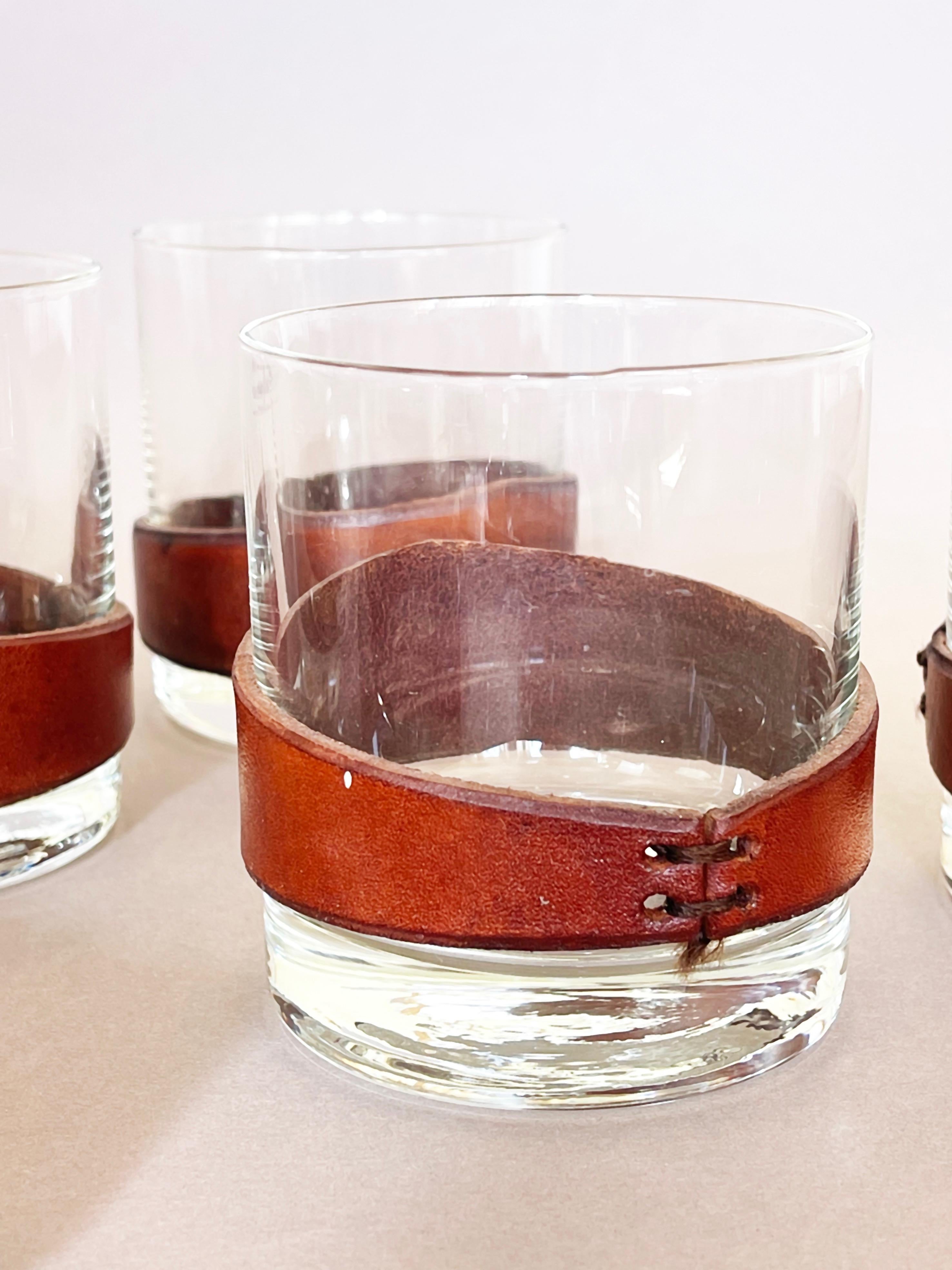 Gobelet à whisky avec étui en cuir d'après Jacques Adnet, lot de 6, années 1980 en vente 1