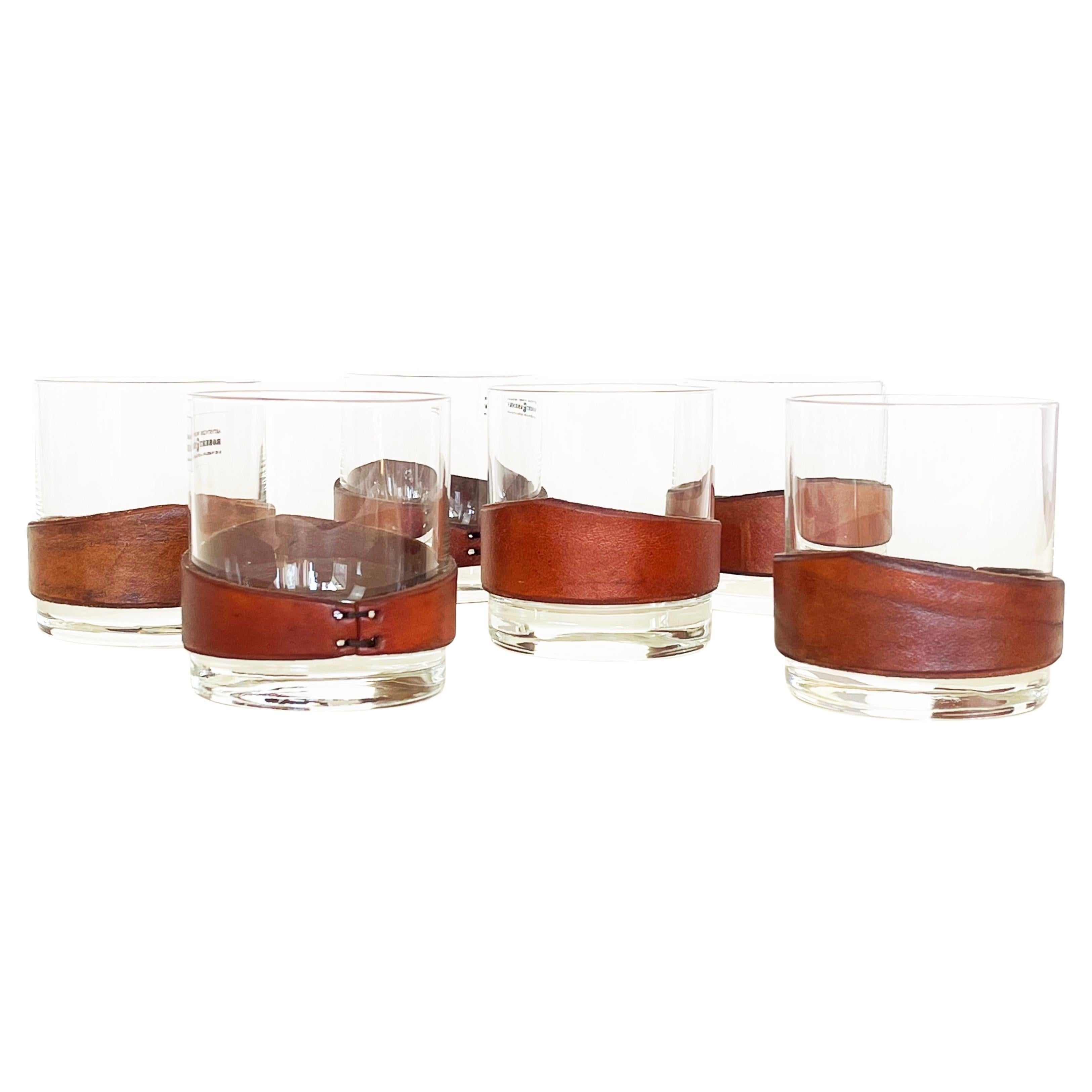 Gobelet à whisky avec étui en cuir d'après Jacques Adnet, lot de 6, années 1980 en vente
