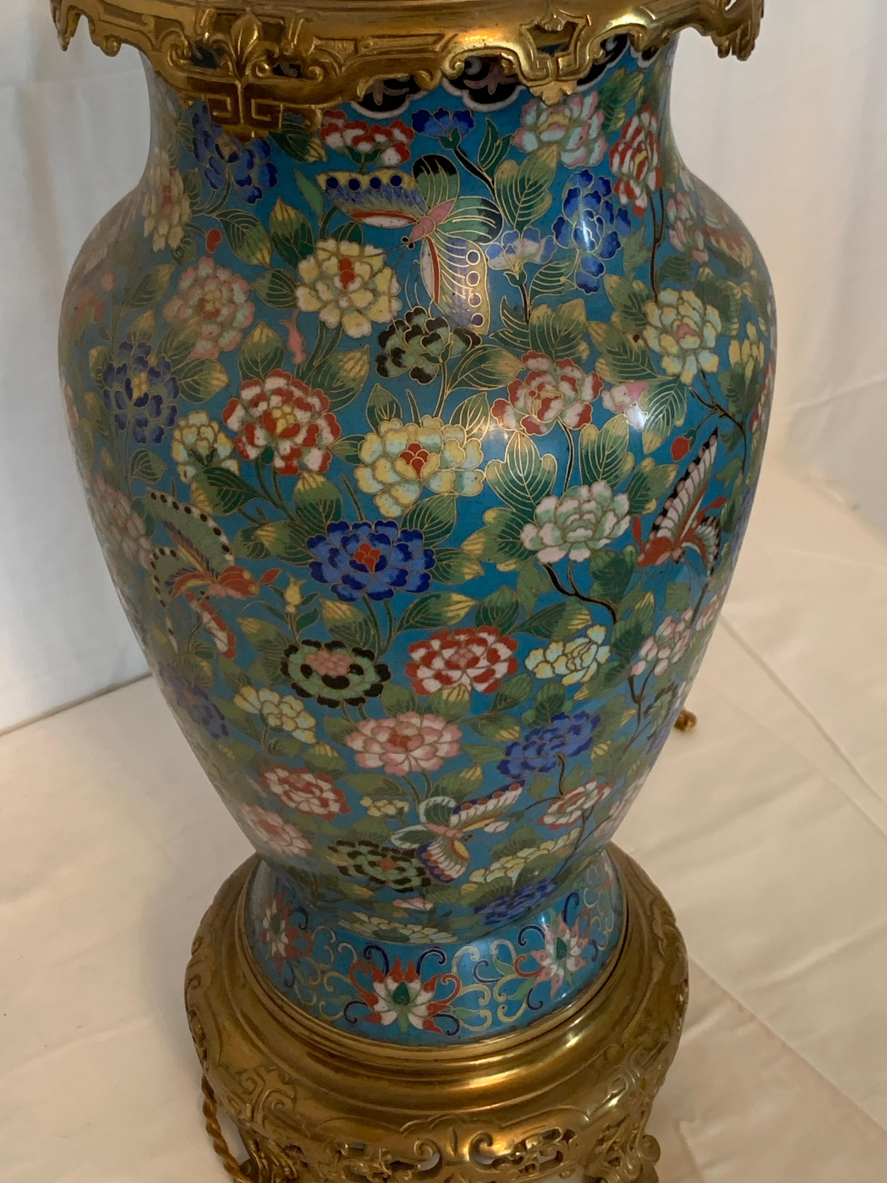 Sehr schöne Cloisonné und Bronze Lampe aus China Export, die Cloisonné ist in einwandfreiem Zustand und die Bronze der Spitze  der Lampe ist  Guilloche signiert von hoher Qualität