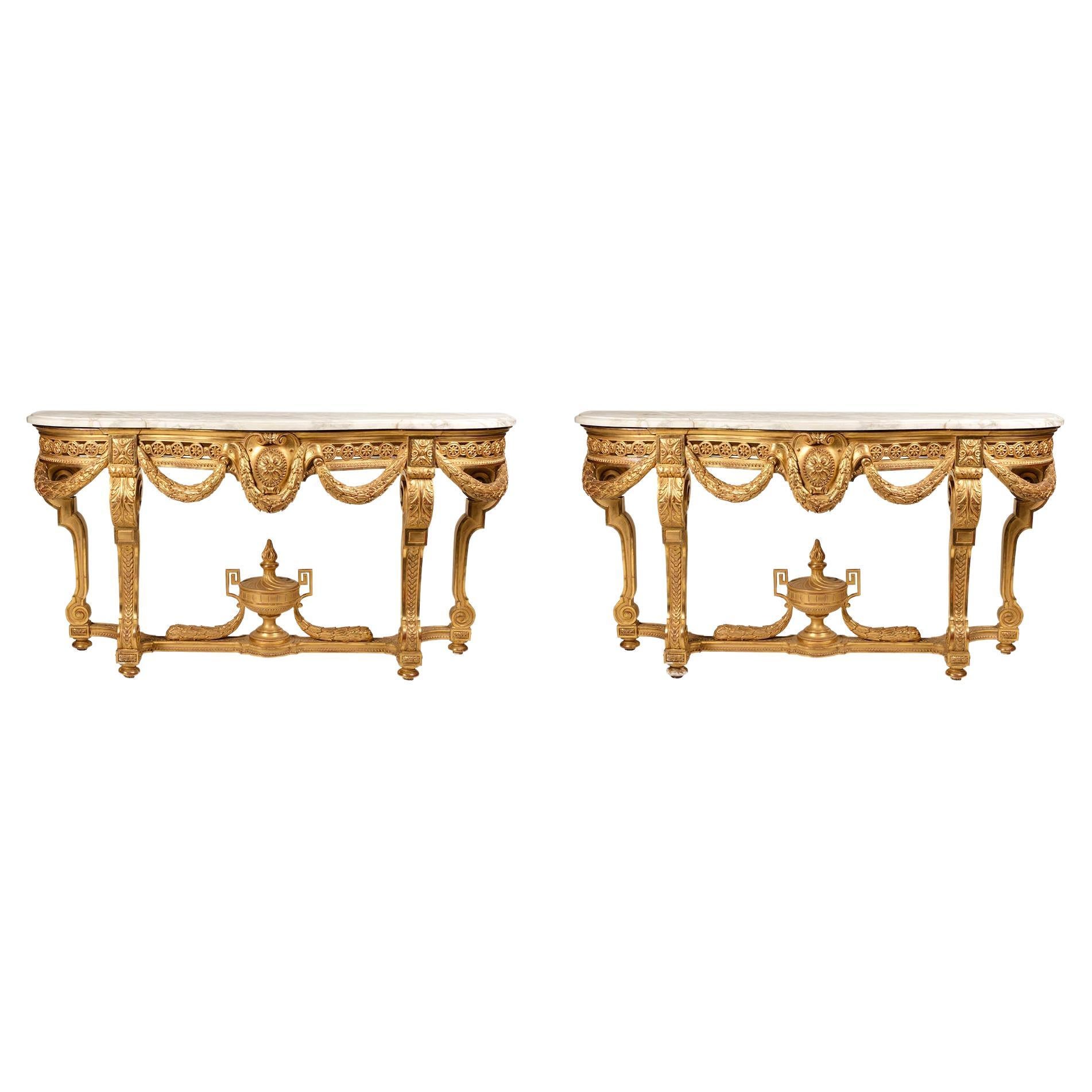 Paire de consoles fantaisistes en bois doré de style Louis XVI, dessus en marbre