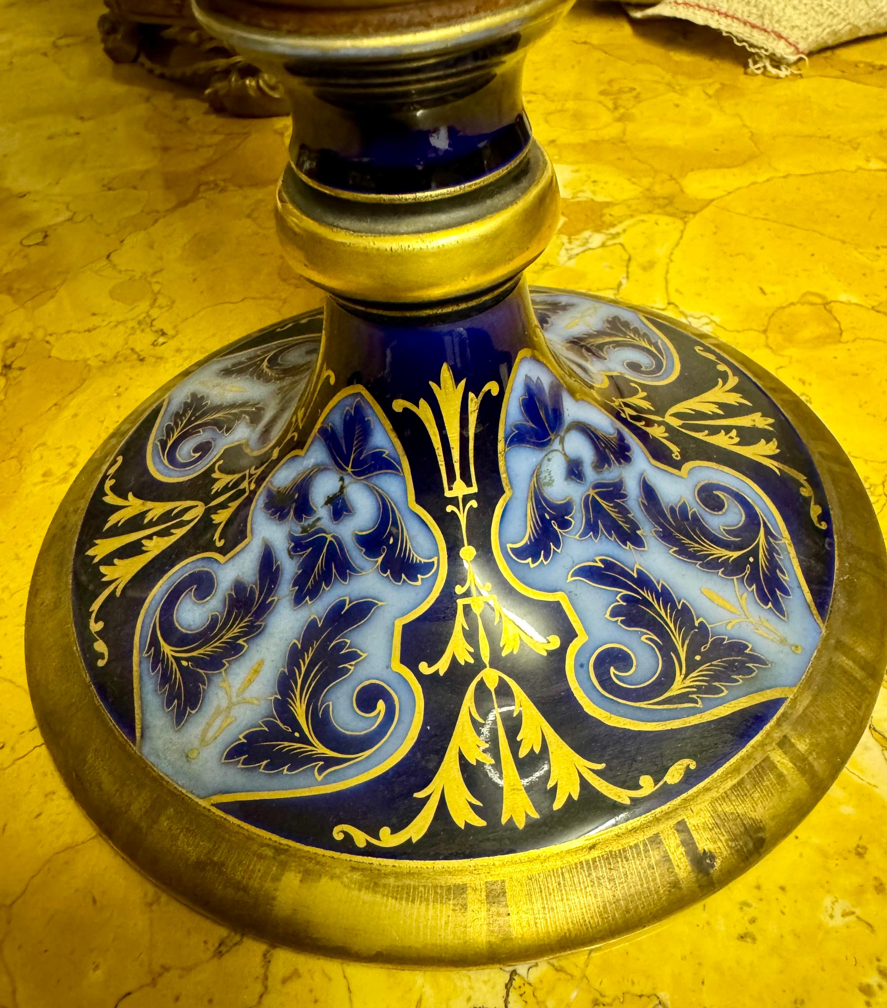 Paire de vases fantaisistes 19ème siècle par Limoges , signé sur  la base des vases, le design des vases est très peu conventionnel