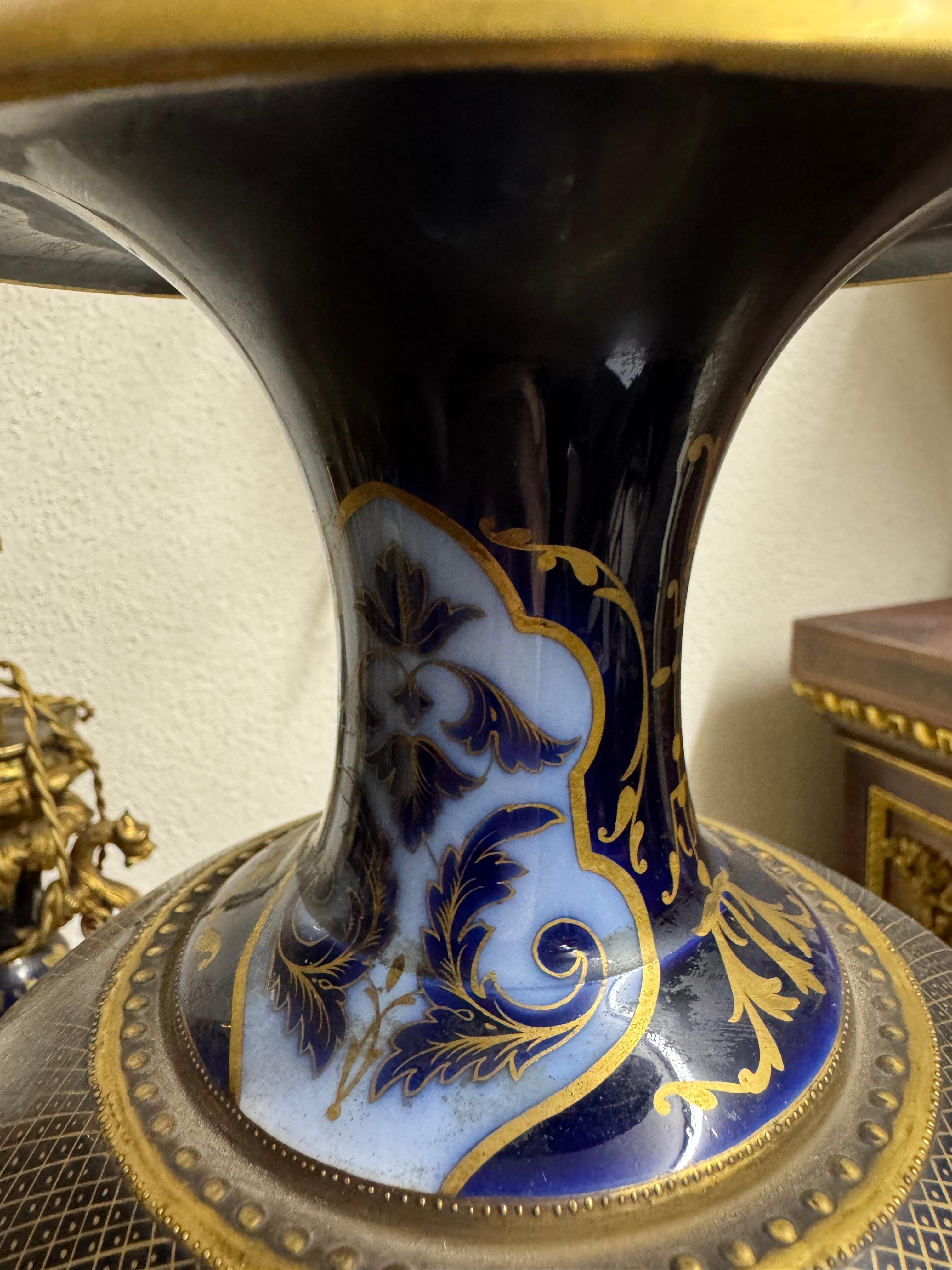 Français Paire de vases en porcelaine de Limoges en vente