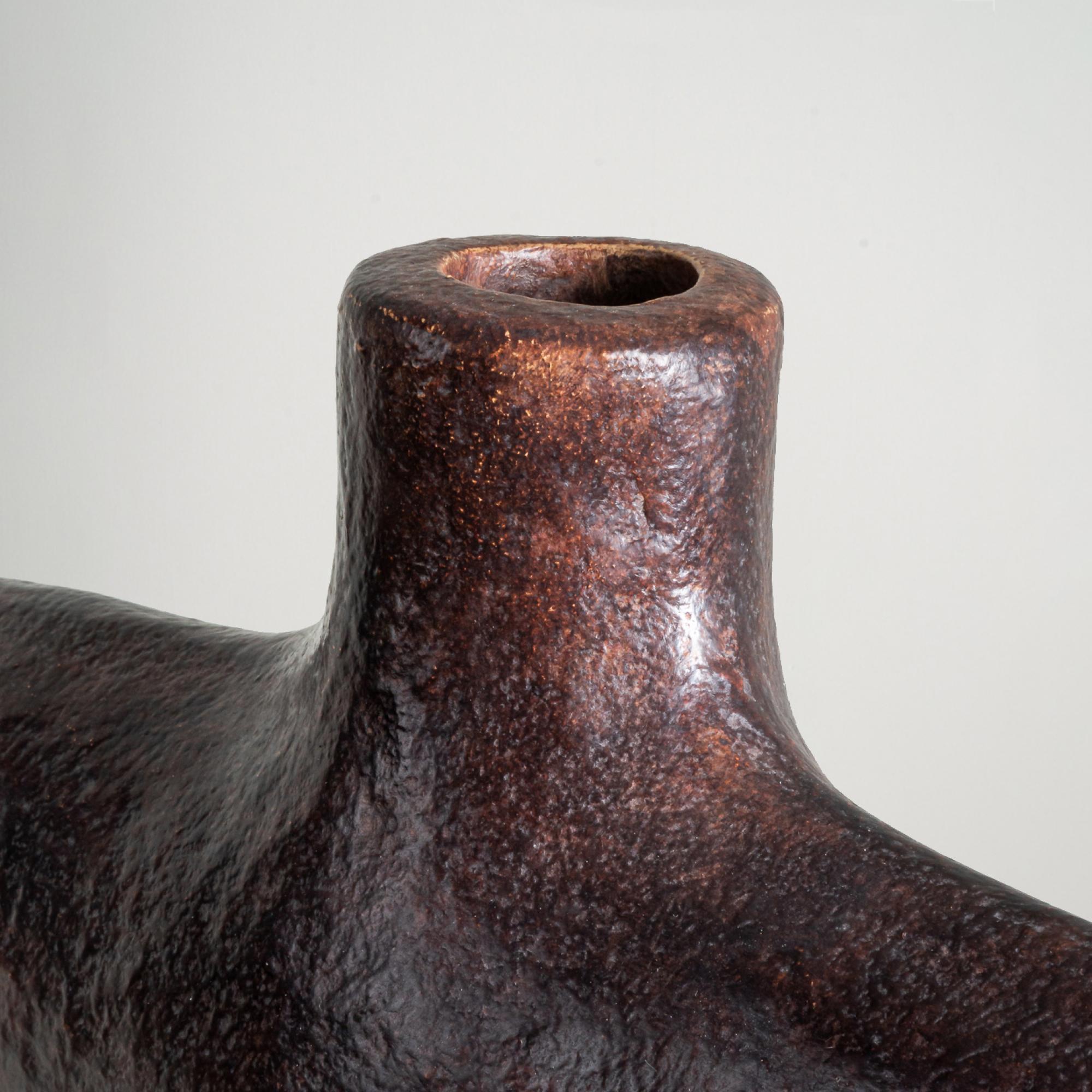 Escultura Jarrón Susurro, Forma Orgánica Hecha a Mano en Marrón Esmaltado Indonesio en venta