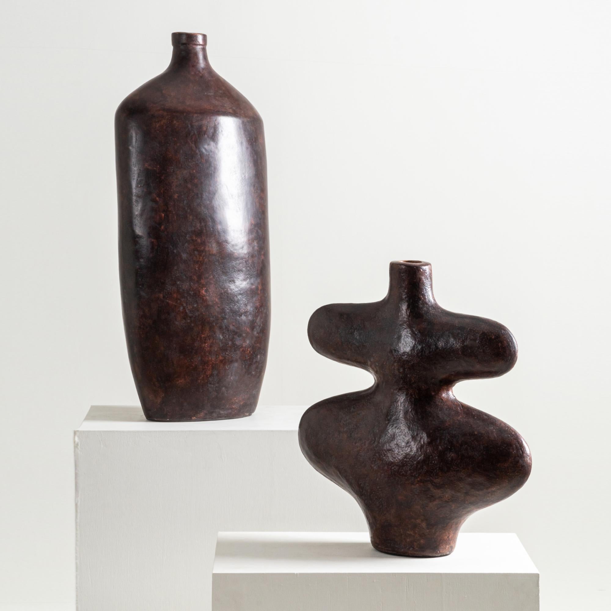 Escultura Jarrón Susurro, Forma Orgánica Hecha a Mano en Marrón Esmaltado Hecho a mano en venta