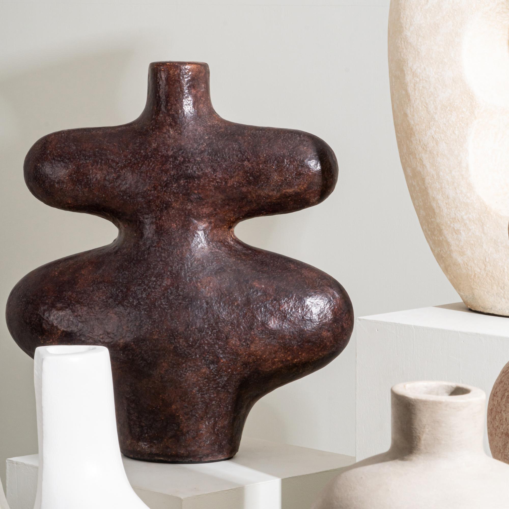Escultura Jarrón Susurro, Forma Orgánica Hecha a Mano en Marrón Esmaltado en Nuevo estado para la venta en New York, US