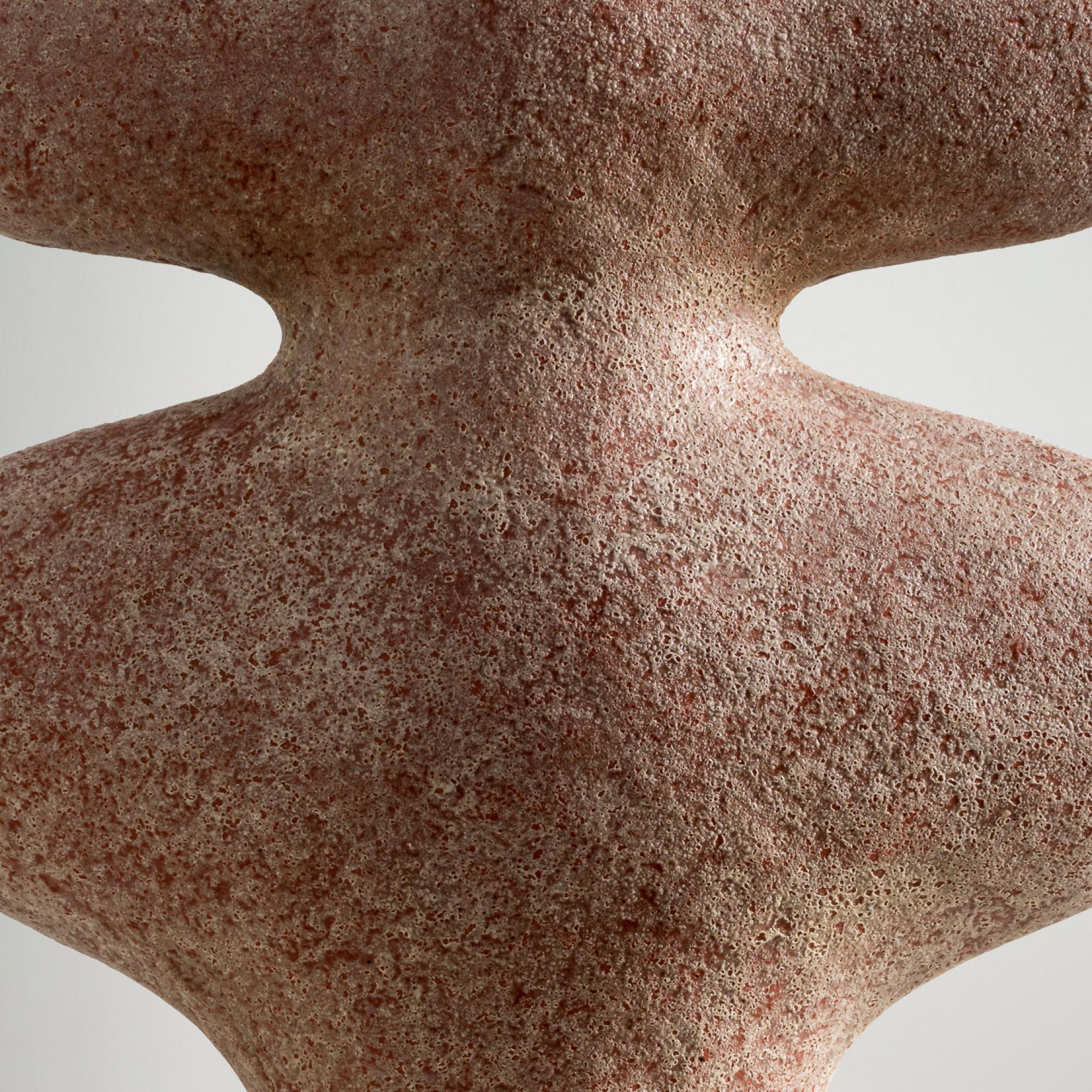 Indonesiano Vaso scultura Whisper, forma organica fatta a mano in rosso terracotta in vendita