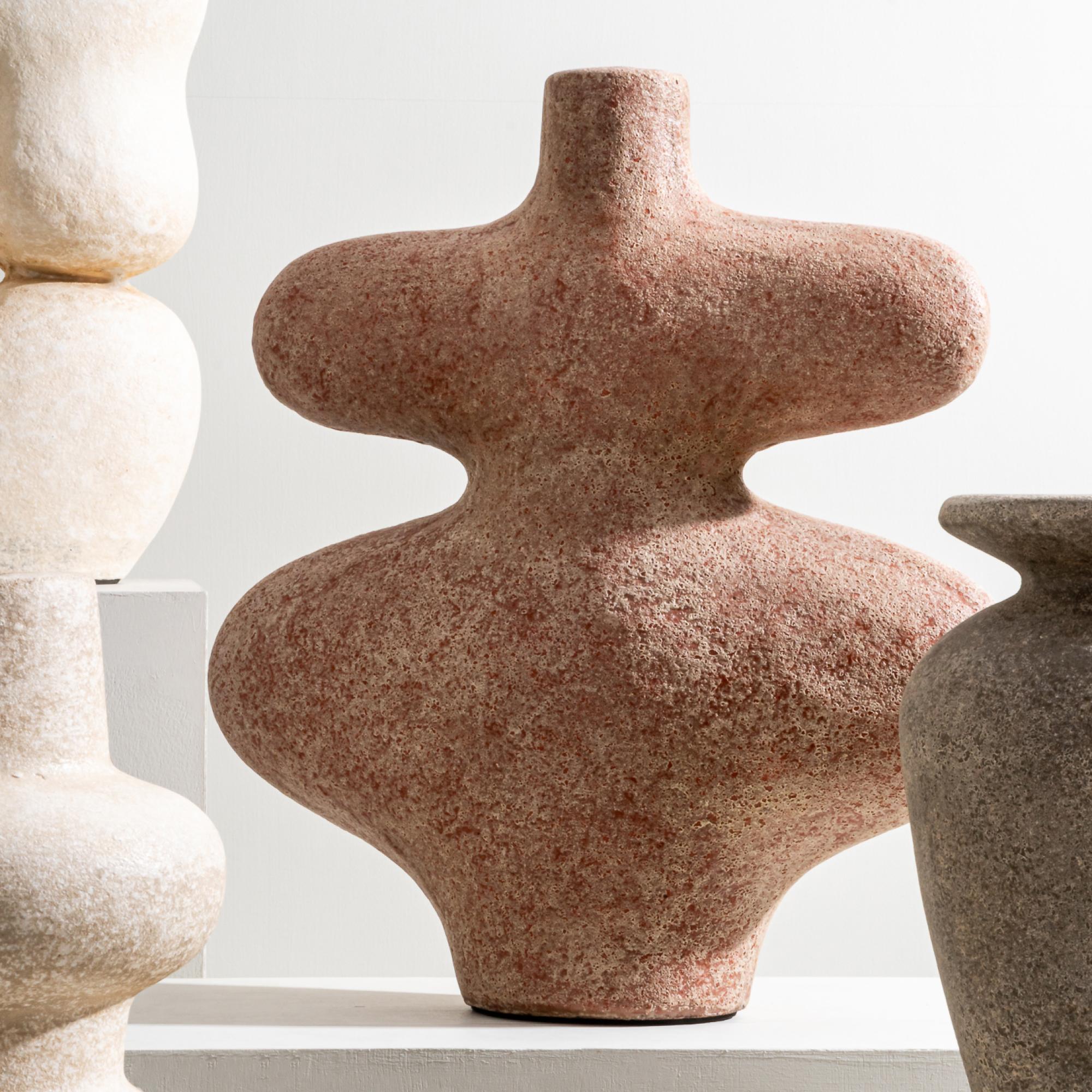 Vaso scultura Whisper, forma organica fatta a mano in rosso terracotta In condizioni Nuovo in vendita a New York, US
