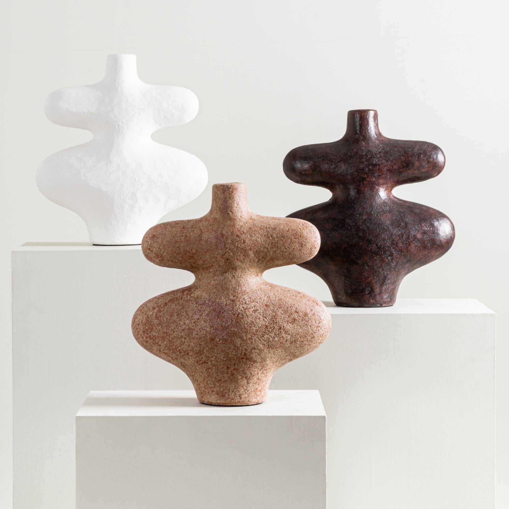 XXI secolo e contemporaneo Vaso scultura Whisper, forma organica fatta a mano in rosso terracotta in vendita