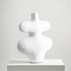 Whisper-Vase-Skulptur, handgefertigte organische Form in Terrakotta-Weiß in Weiß