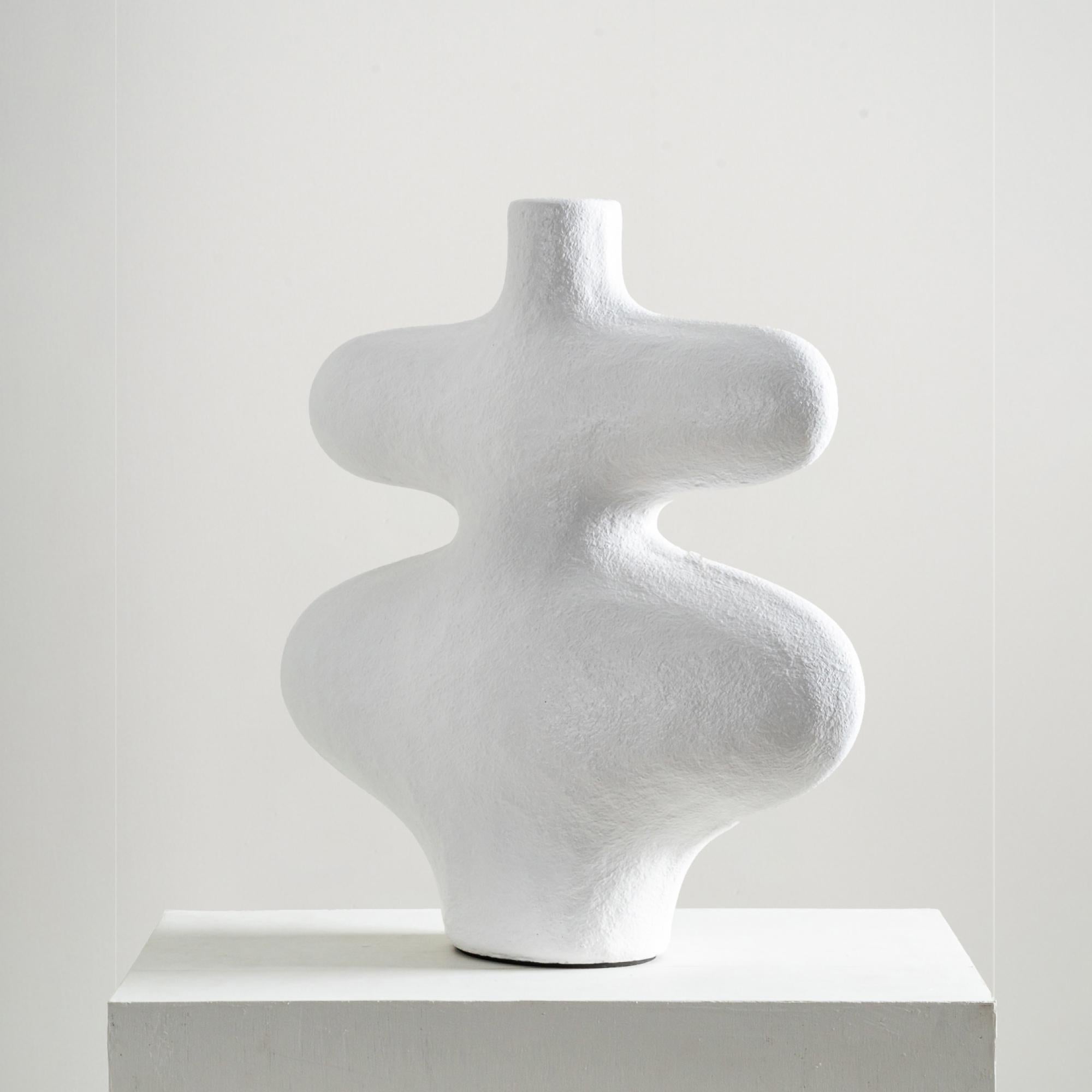 Whisper-Vase-Skulptur, handgefertigte organische Form in Terrakotta-Weiß in Weiß (Indonesisch) im Angebot