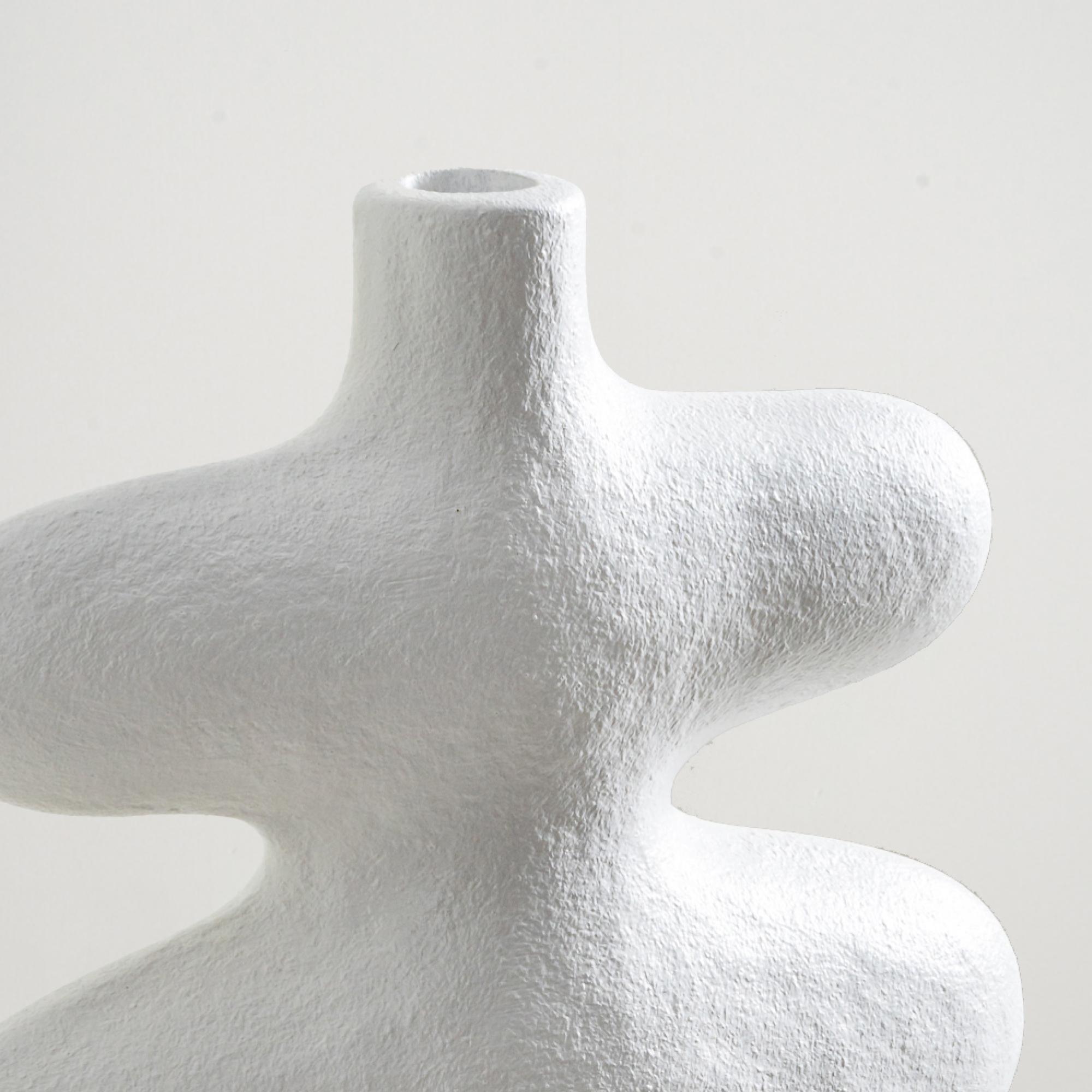Whisper-Vase-Skulptur, handgefertigte organische Form in Terrakotta-Weiß in Weiß (Handgefertigt) im Angebot