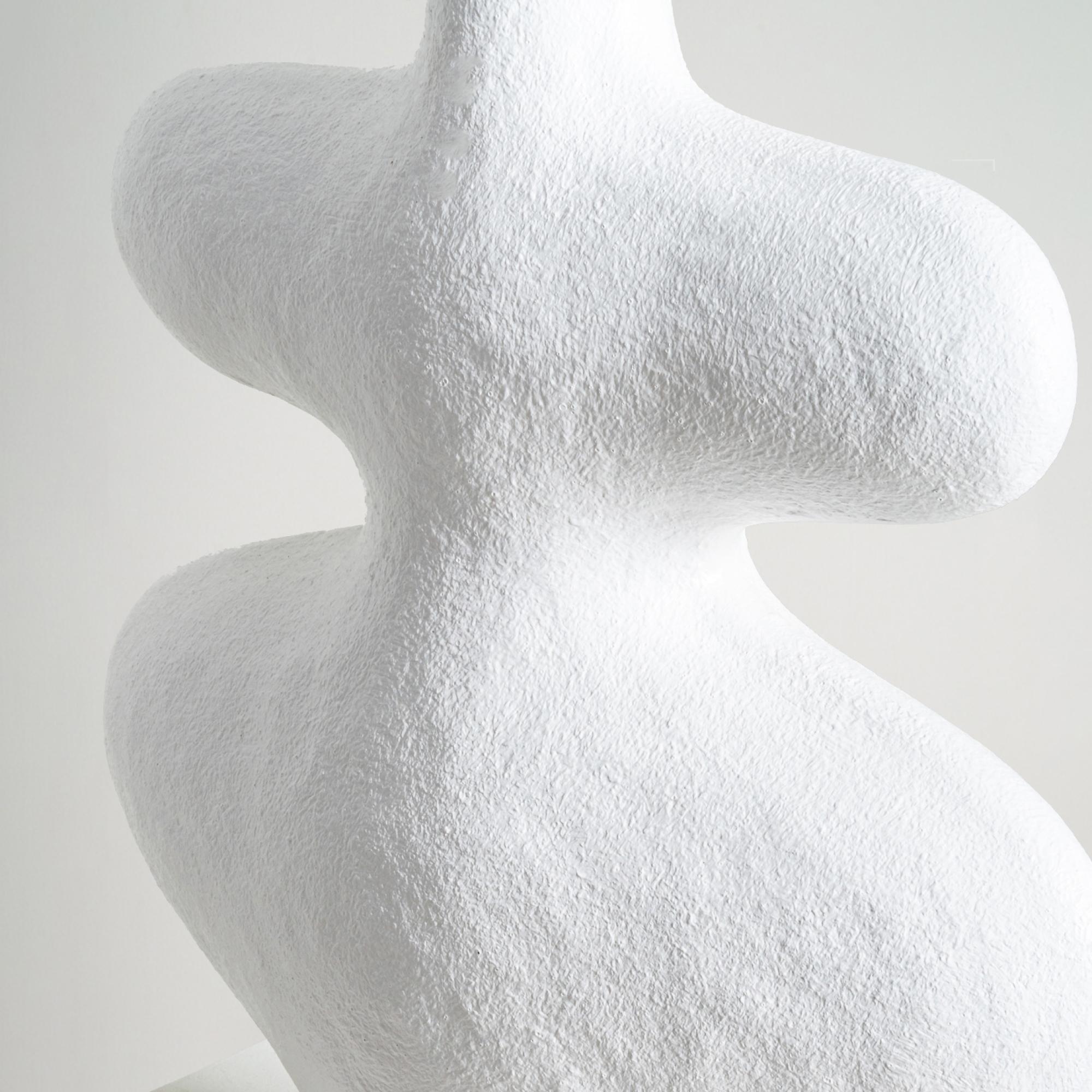 Whisper-Vase-Skulptur, handgefertigte organische Form in Terrakotta-Weiß in Weiß im Zustand „Neu“ im Angebot in New York, US