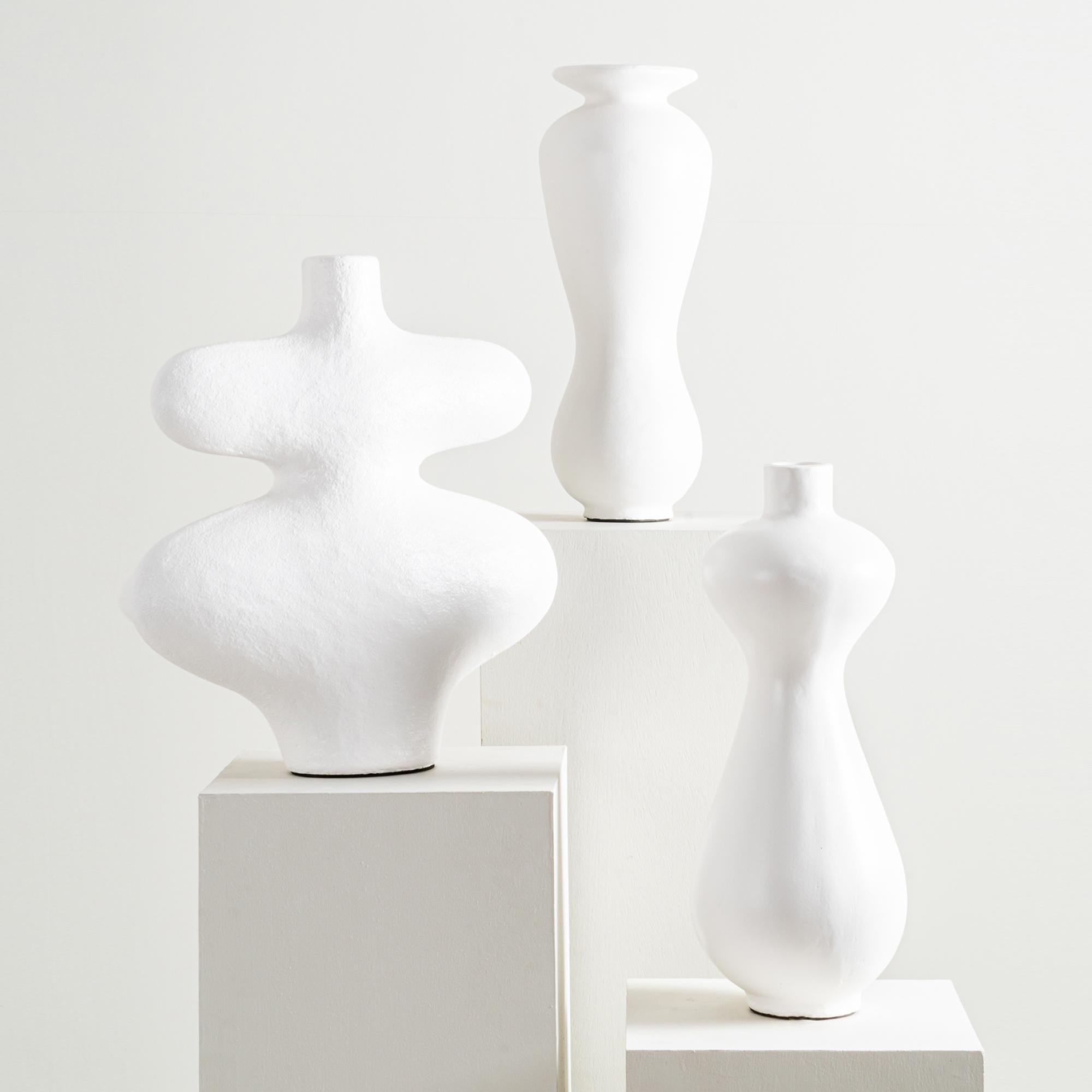 Whisper-Vase-Skulptur, handgefertigte organische Form in Terrakotta-Weiß in Weiß (21. Jahrhundert und zeitgenössisch) im Angebot