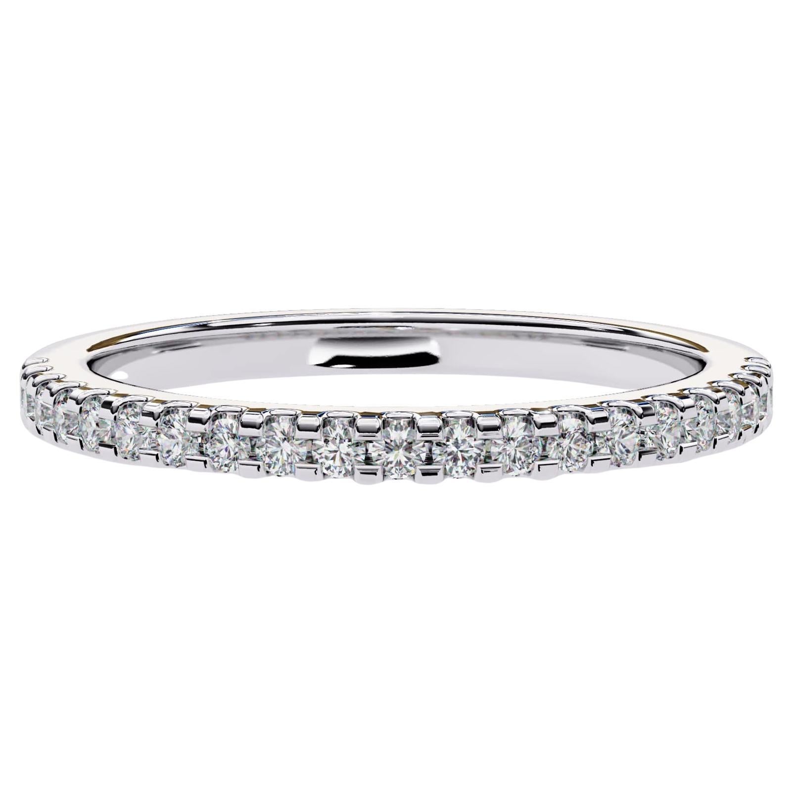 in vendita:  Anello con diamanti naturali "Whispering Elegance".