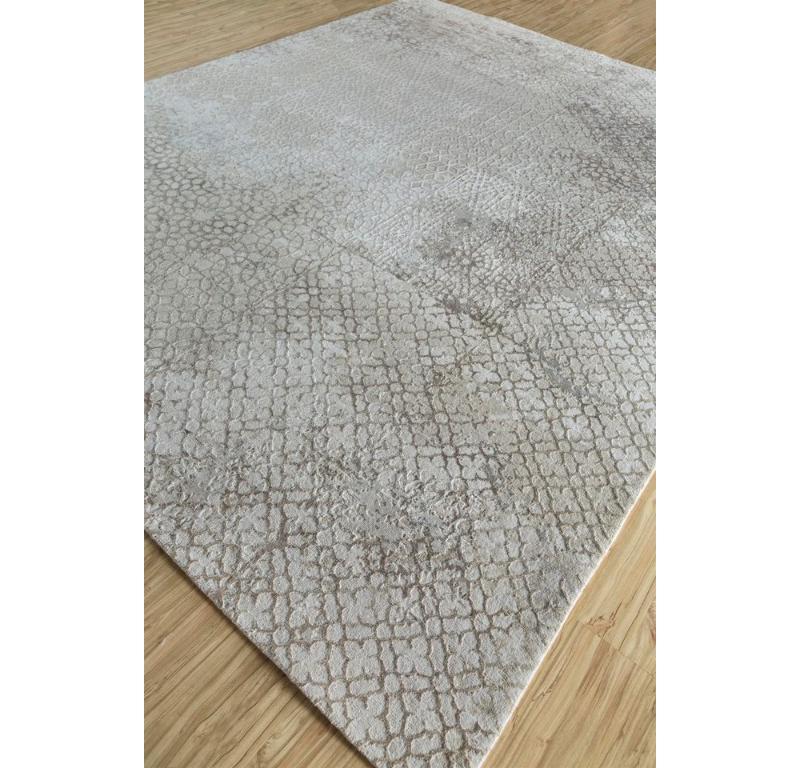 ¿Puede una alfombra encarnar el encanto intemporal de la India rural y, al mismo tiempo, complementar a la perfección la estética moderna? Presentamos la alfombra Moderna de la colección Gauri Khan: Tattvam. Anudadas a mano con esmero en la India
