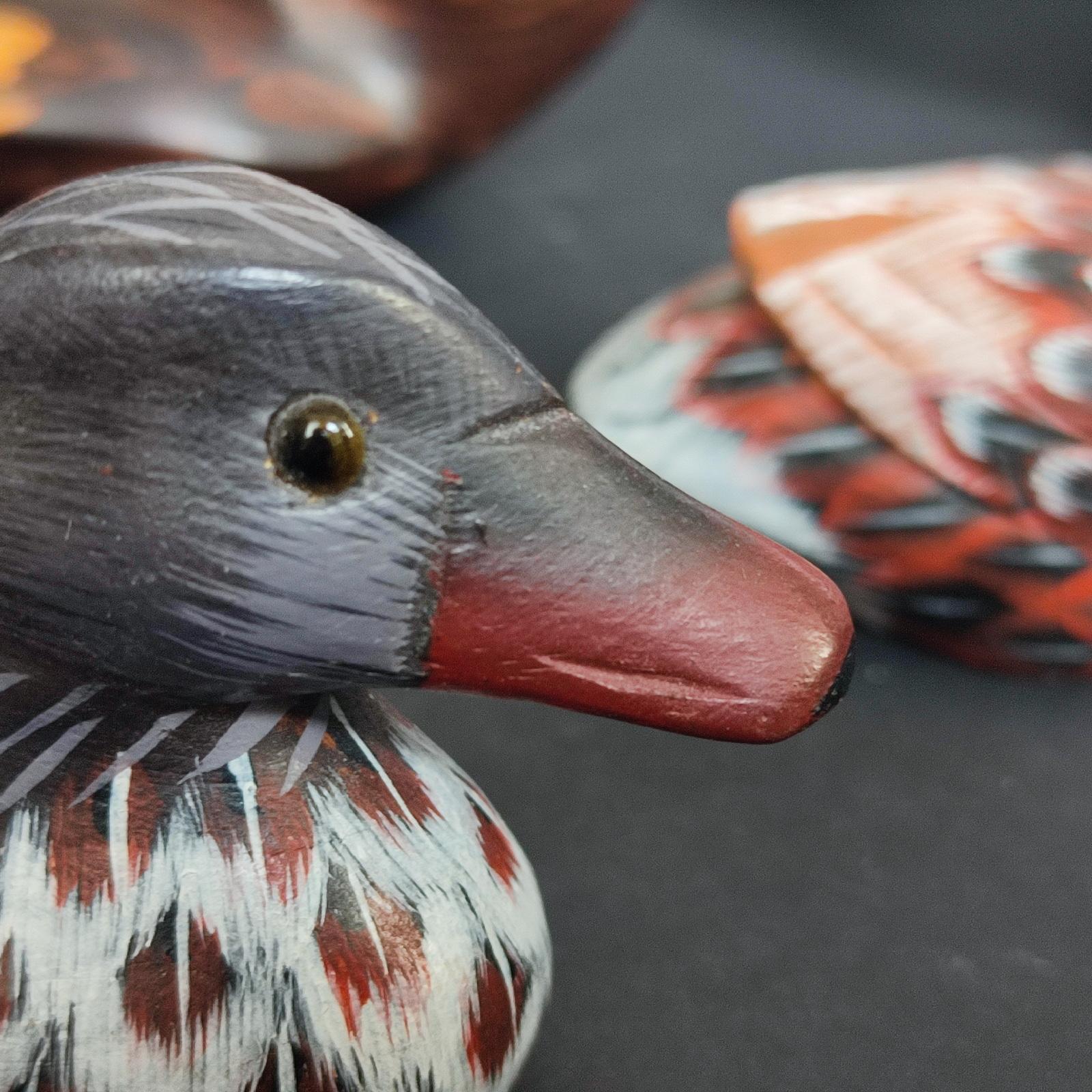 Sussurri dallo stagno - Set di 6 statuette di anatre artigianali in ceramica e Wood in vendita 2