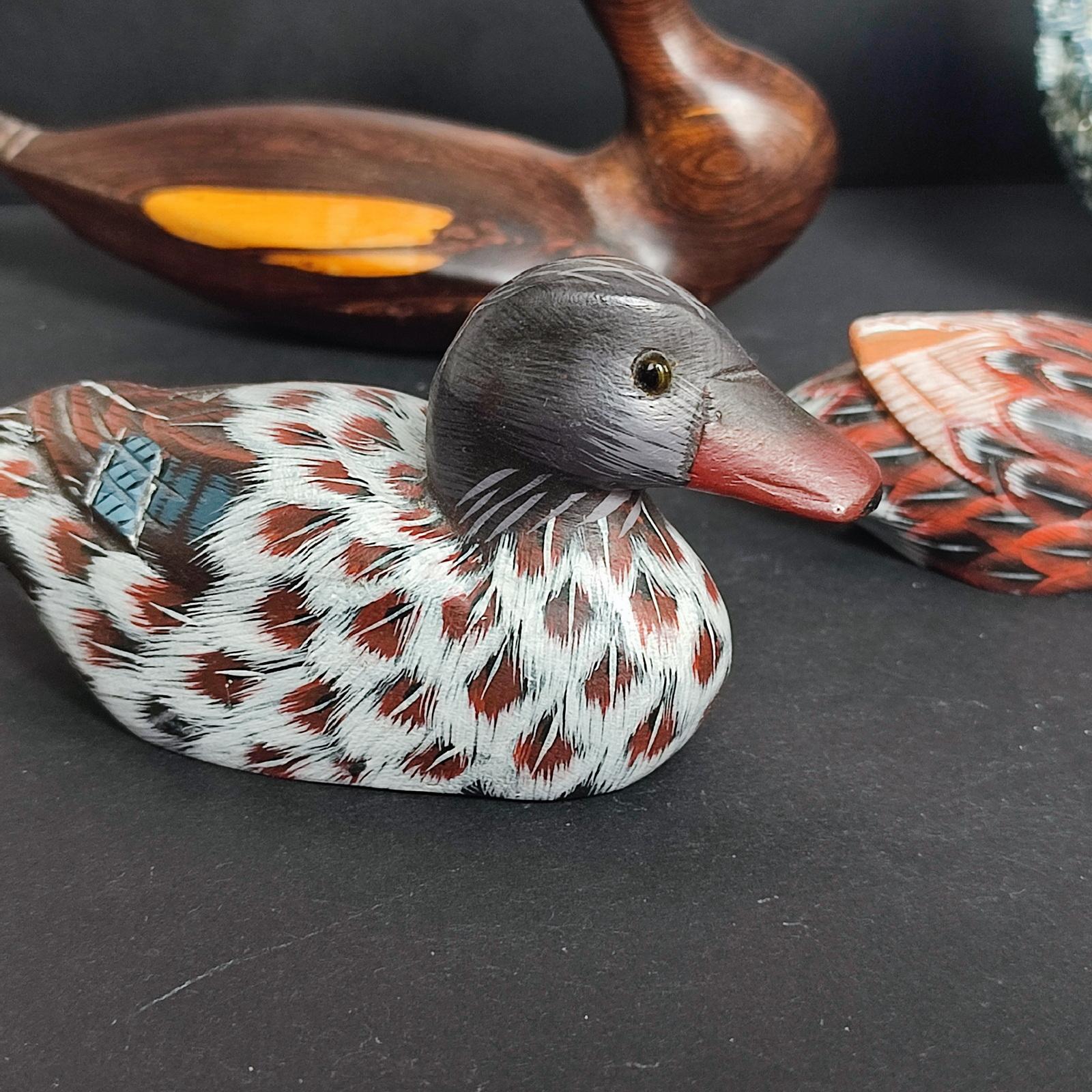 Sussurri dallo stagno - Set di 6 statuette di anatre artigianali in ceramica e Wood in vendita 3