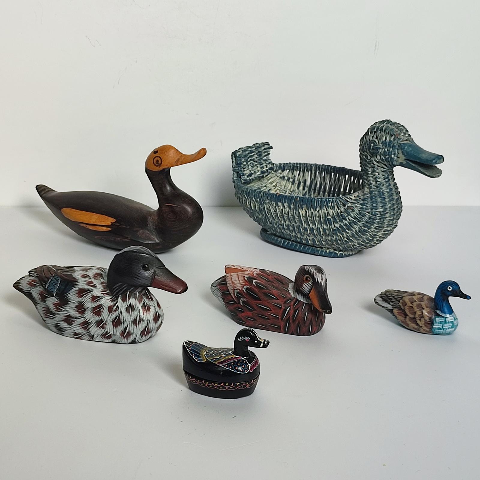 Sussurri dallo stagno - Set di 6 statuette di anatre artigianali in ceramica e Wood in vendita 4