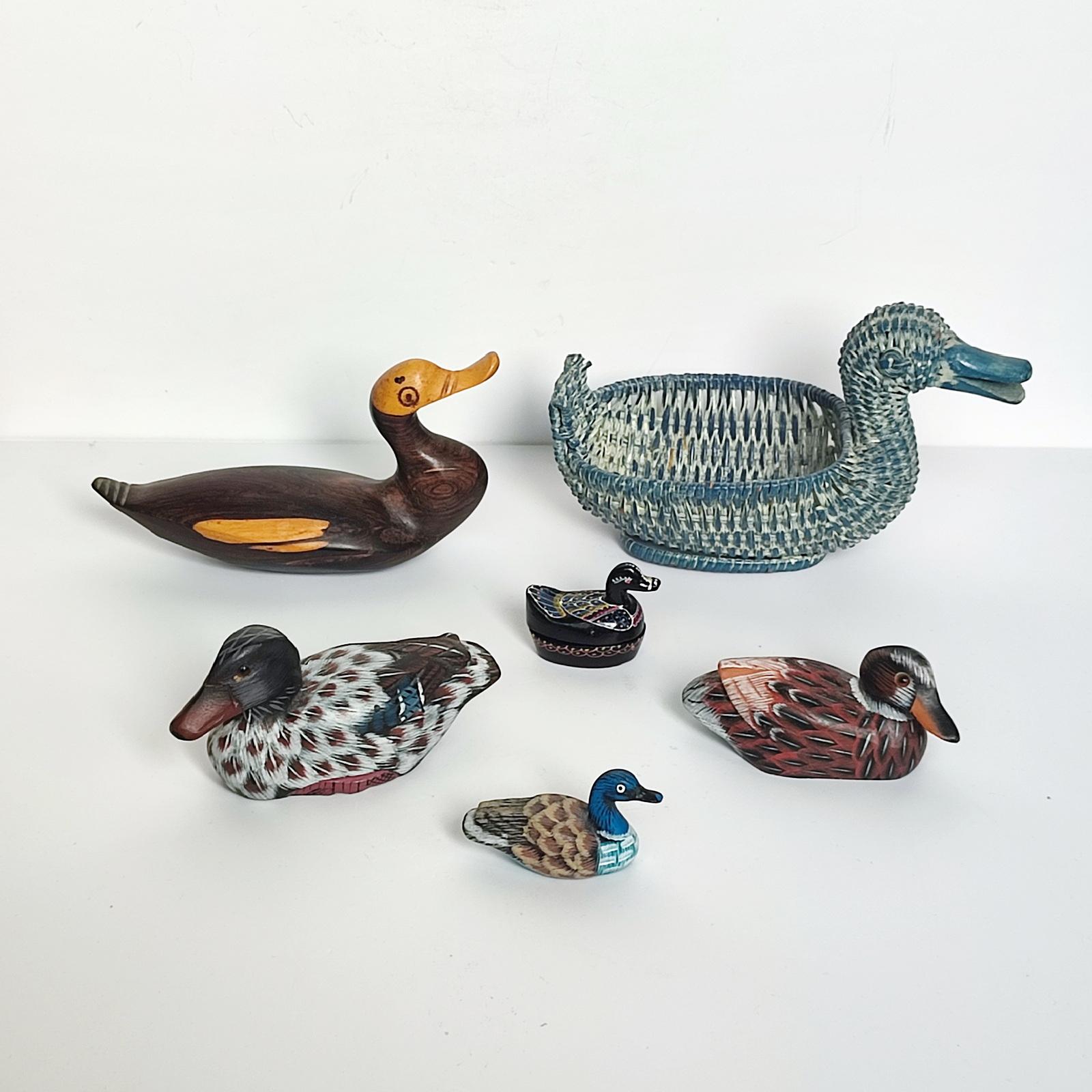 Sussurri dallo stagno - Set di 6 statuette di anatre artigianali in ceramica e Wood in vendita 5