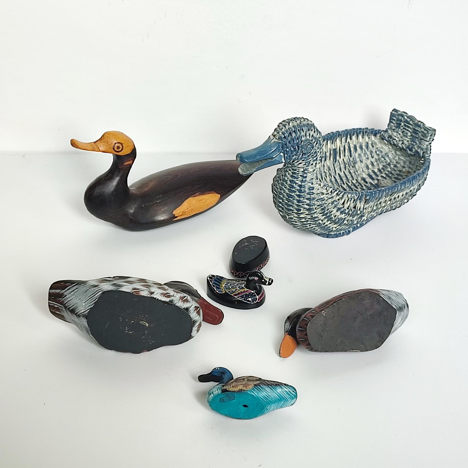 Sussurri dallo stagno - Set di 6 statuette di anatre artigianali in ceramica e Wood in vendita 6