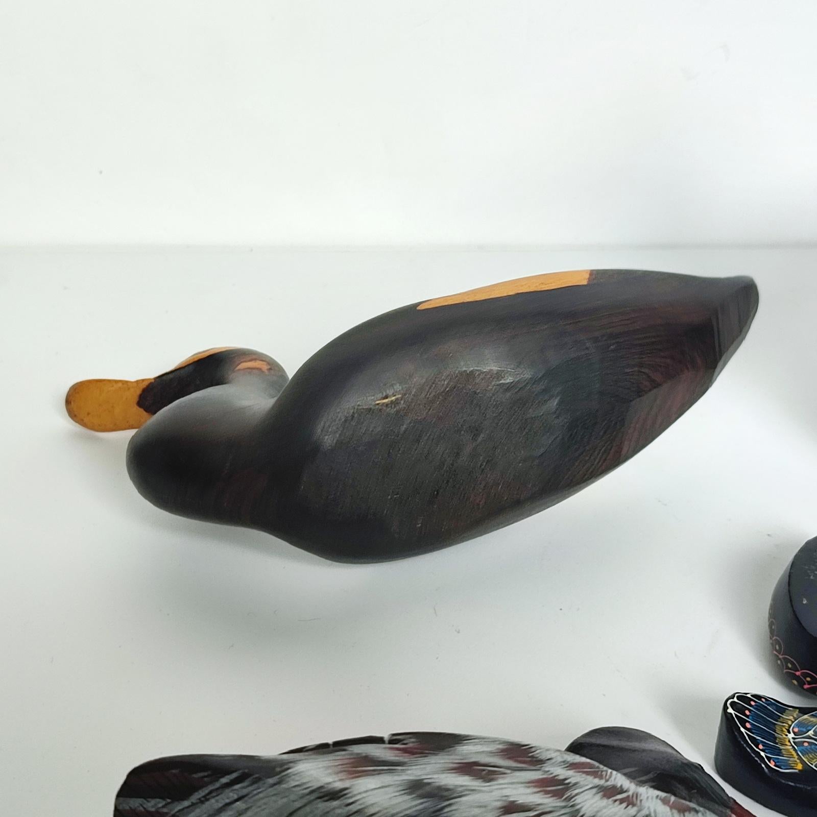 Sussurri dallo stagno - Set di 6 statuette di anatre artigianali in ceramica e Wood in vendita 7