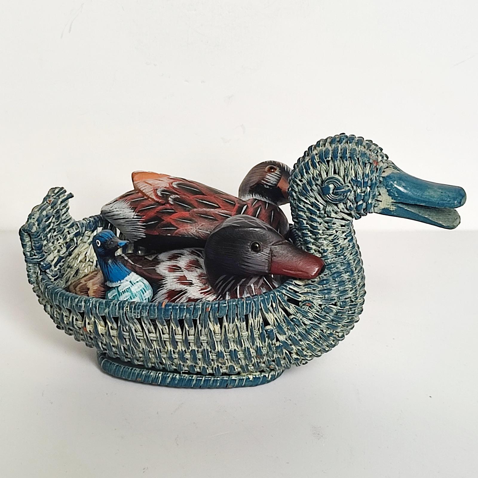 Sussurri dallo stagno - Set di 6 statuette di anatre artigianali in ceramica e Wood in vendita 8