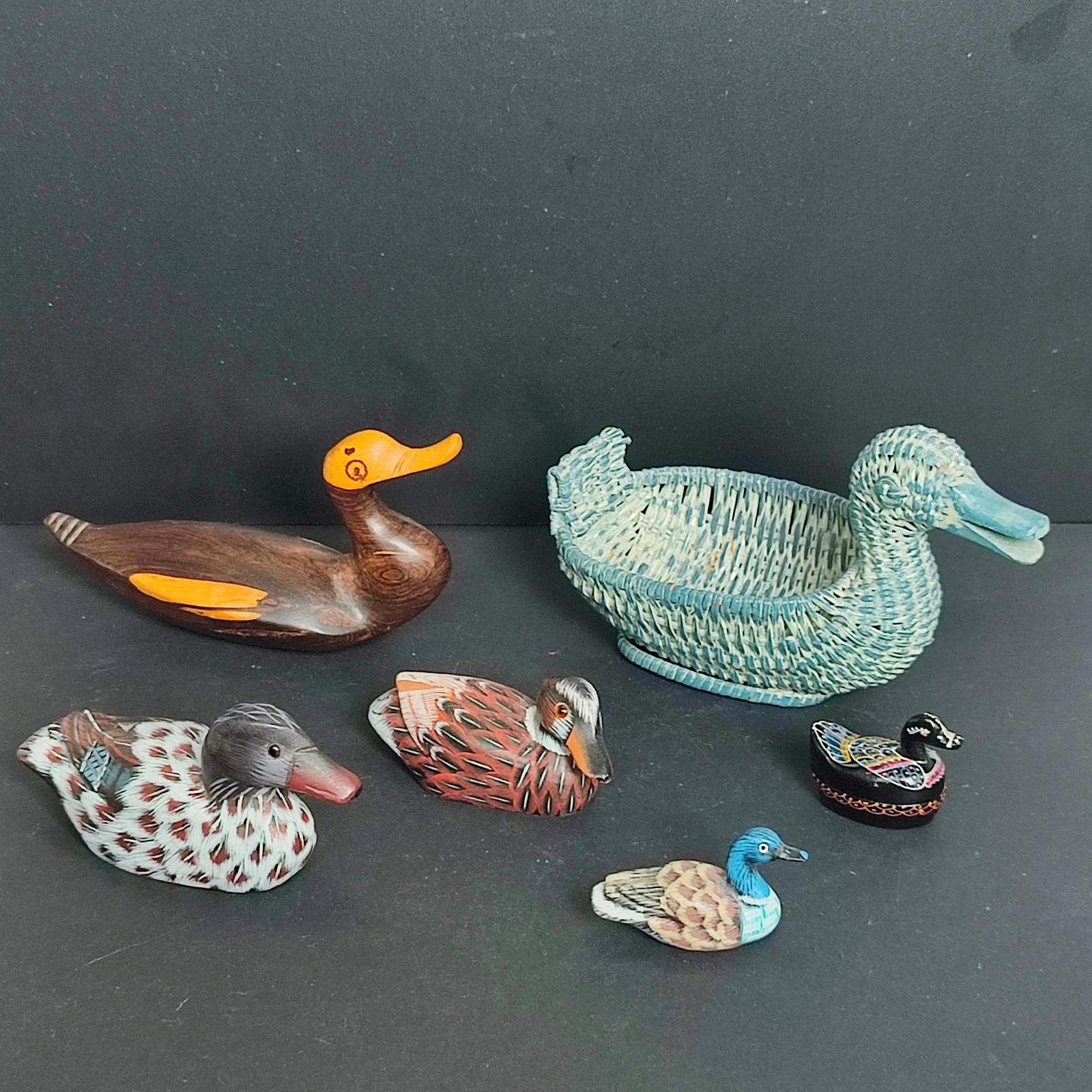 Mid-Century moderno Sussurri dallo stagno - Set di 6 statuette di anatre artigianali in ceramica e Wood in vendita