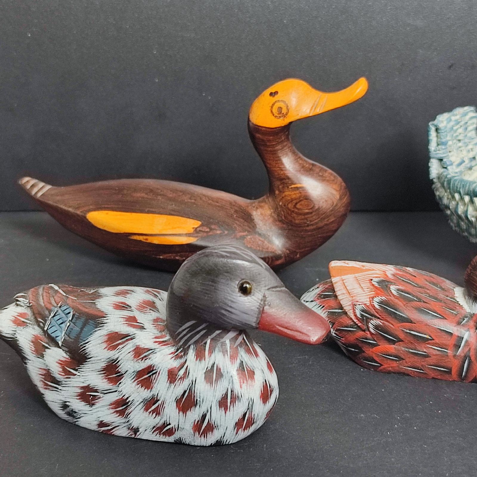Svedese Sussurri dallo stagno - Set di 6 statuette di anatre artigianali in ceramica e Wood in vendita