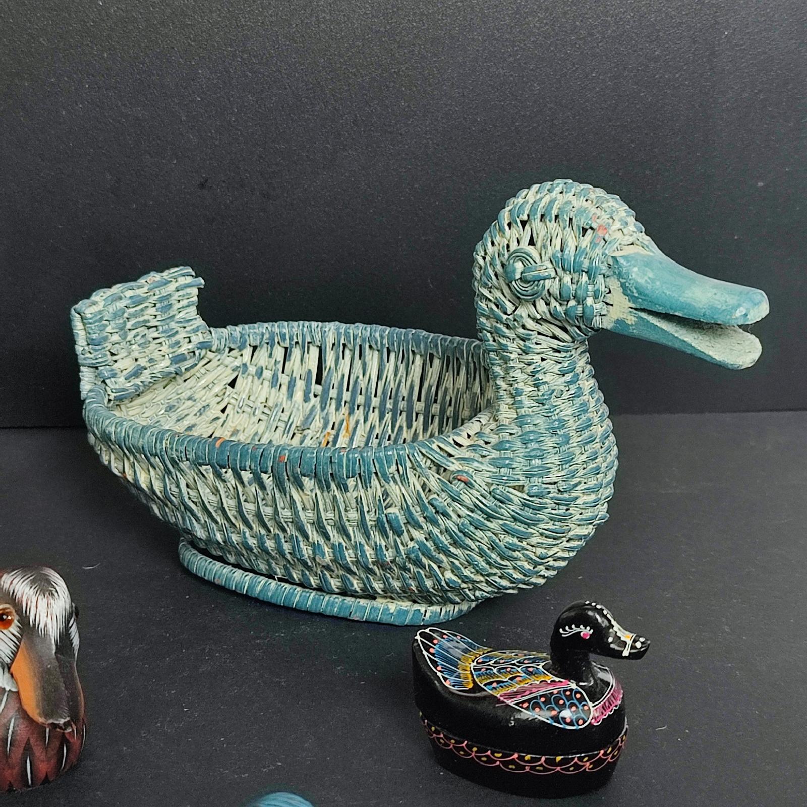 Dipinto a mano Sussurri dallo stagno - Set di 6 statuette di anatre artigianali in ceramica e Wood in vendita