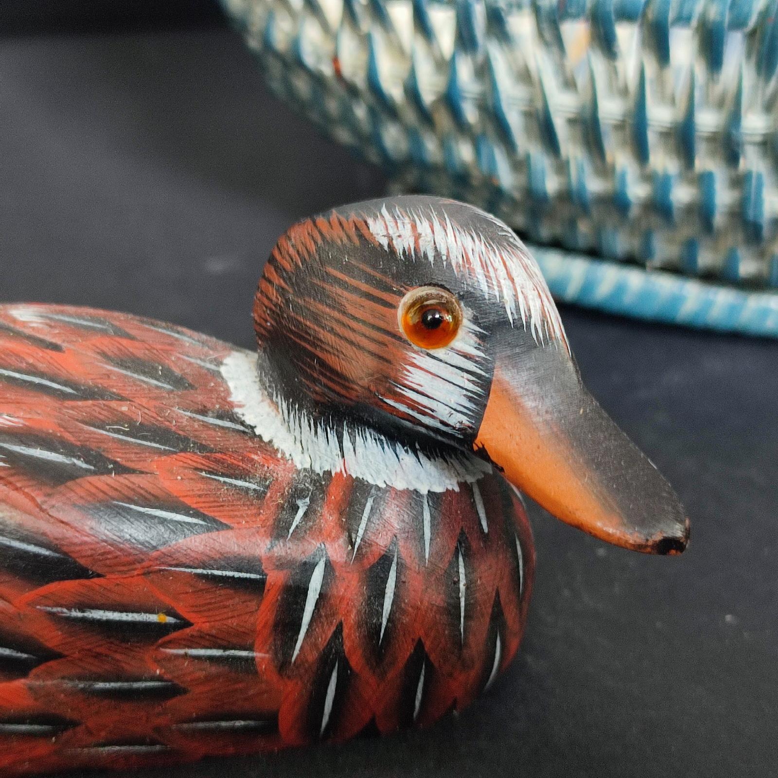 Sussurri dallo stagno - Set di 6 statuette di anatre artigianali in ceramica e Wood in vendita 1