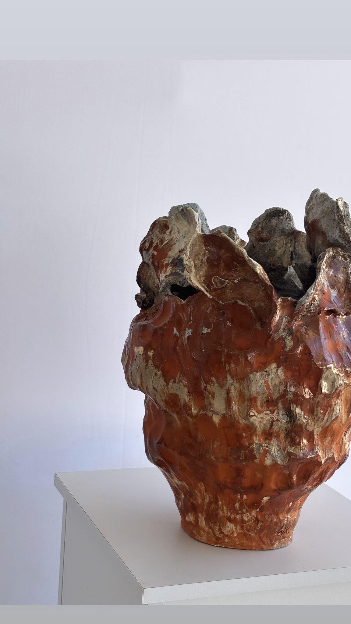 Whispers of autumn collection  Rust Song Vase (Israelisch) im Angebot