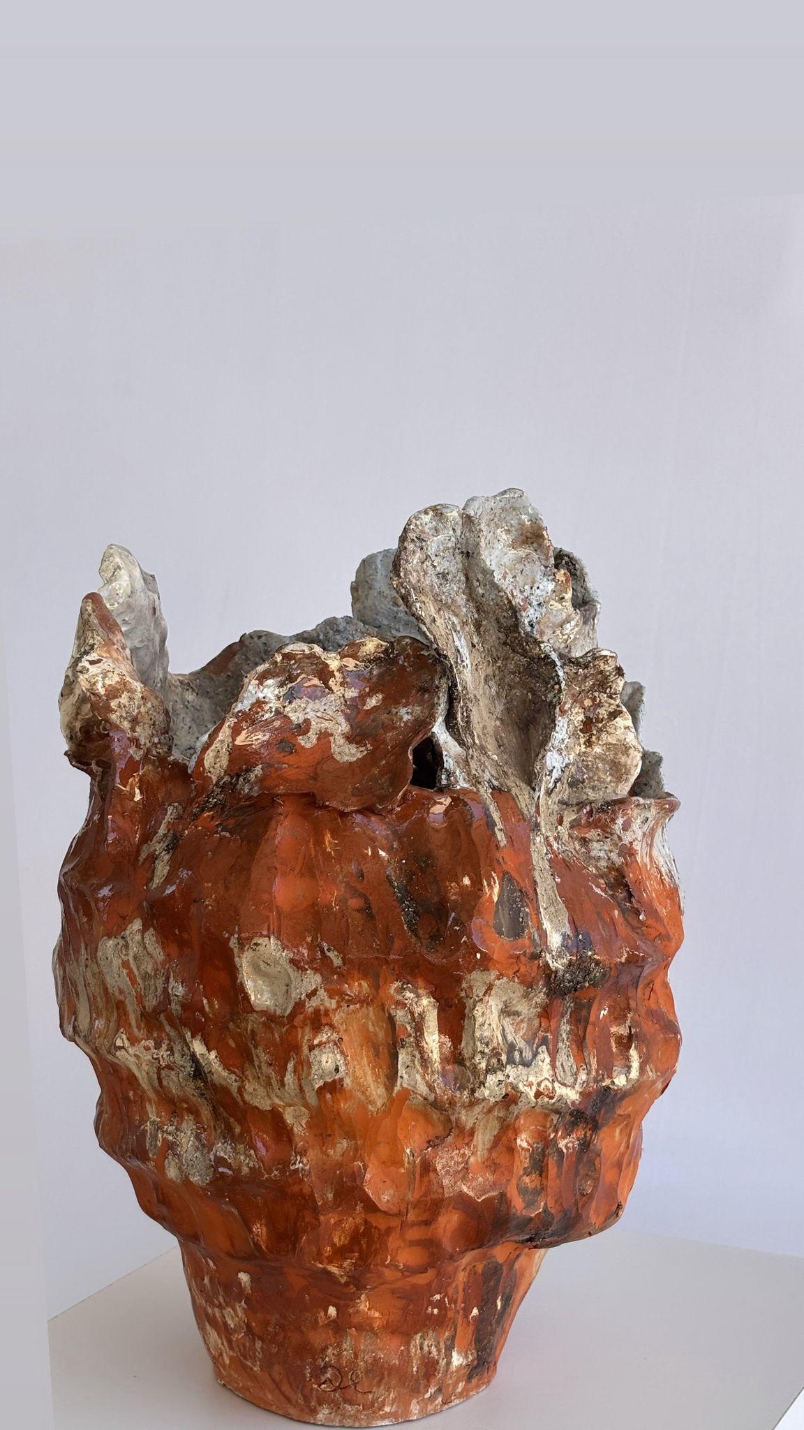 Whispers of autumn collection  Rust Song Vase im Zustand „Neu“ im Angebot in היוגב, IL