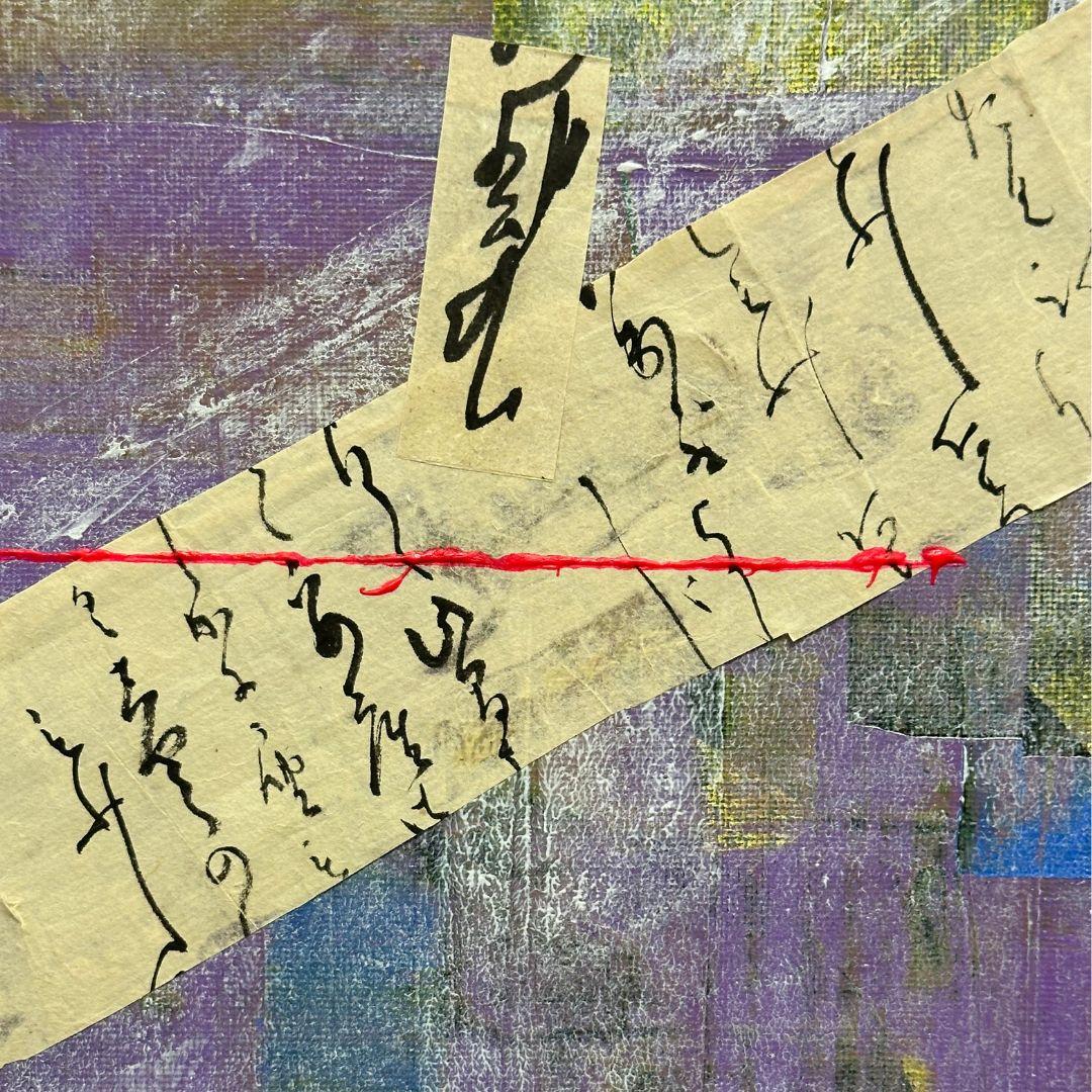 Esta obra de arte de técnica mixta combina tonos vibrantes de morado, azul y amarillo con tiras de texto manuscrito en capas, evocando la sensación de historias conservadas en el tiempo. La delicada caligrafía flota por el lienzo como letras