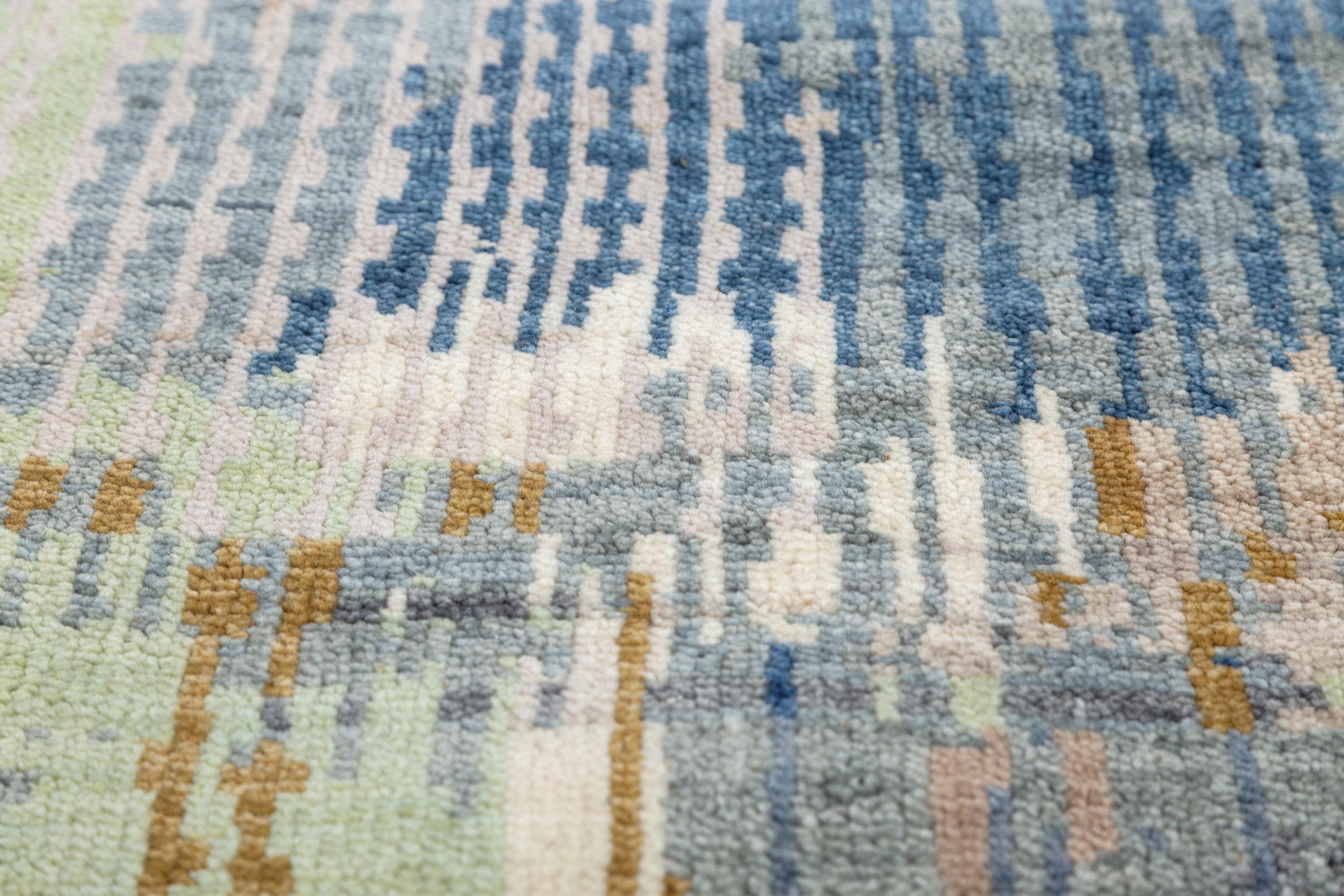 Desvela lo inesperado, presenta esta moderna alfombra. Esta obra maestra abstracta tiene un fondo de color celeste, que sirve de lienzo suave para los tonos cálidos y atrevidos que danzan por su superficie. Deja que tu imaginación tome las riendas