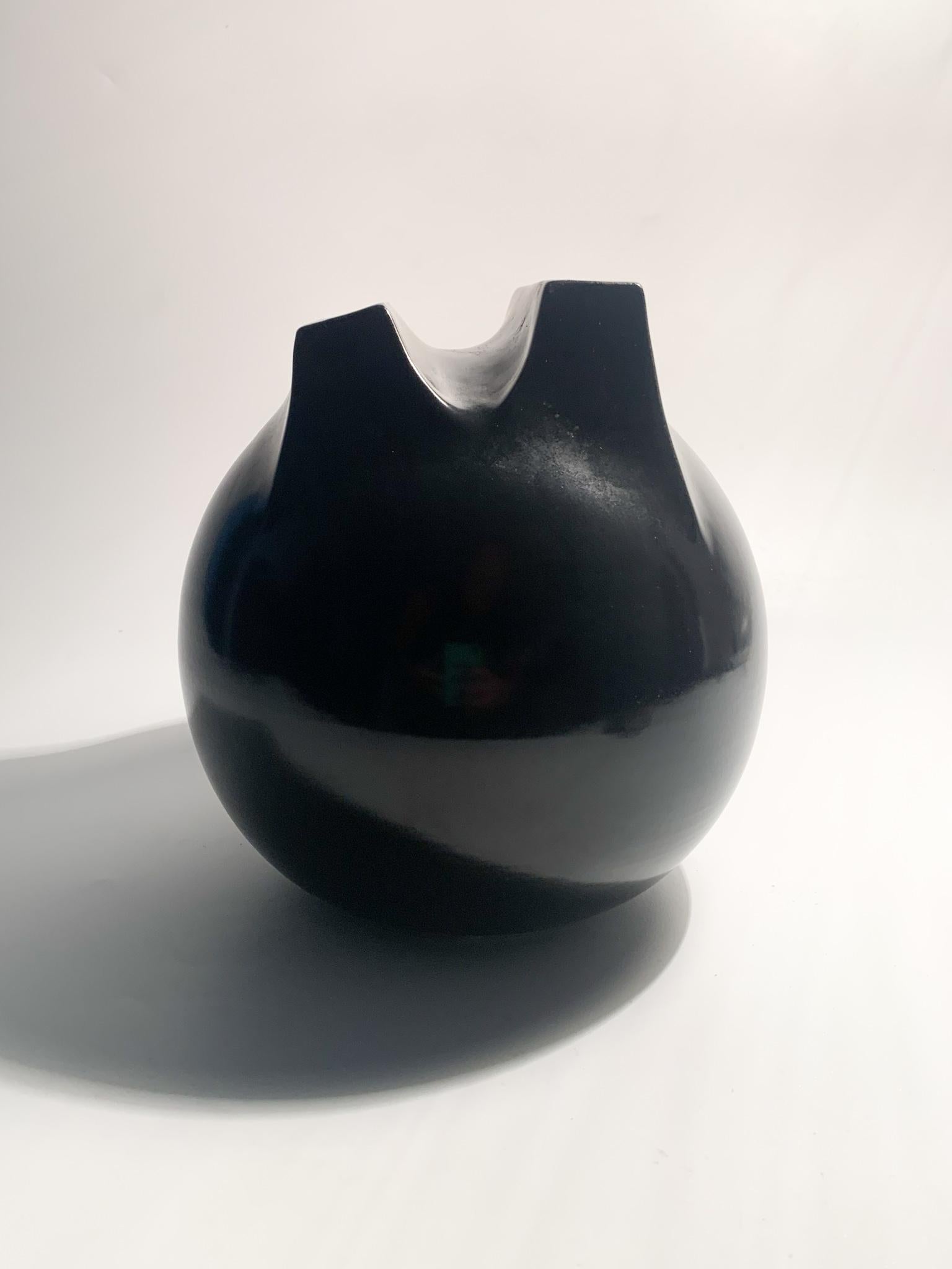 Vase en céramique noire, modèle Whistle à double embouchure, réalisé par Franco Bucci pour Laboratorio Pesaro dans les années 1970.

diamètre cm 16 h cm 18