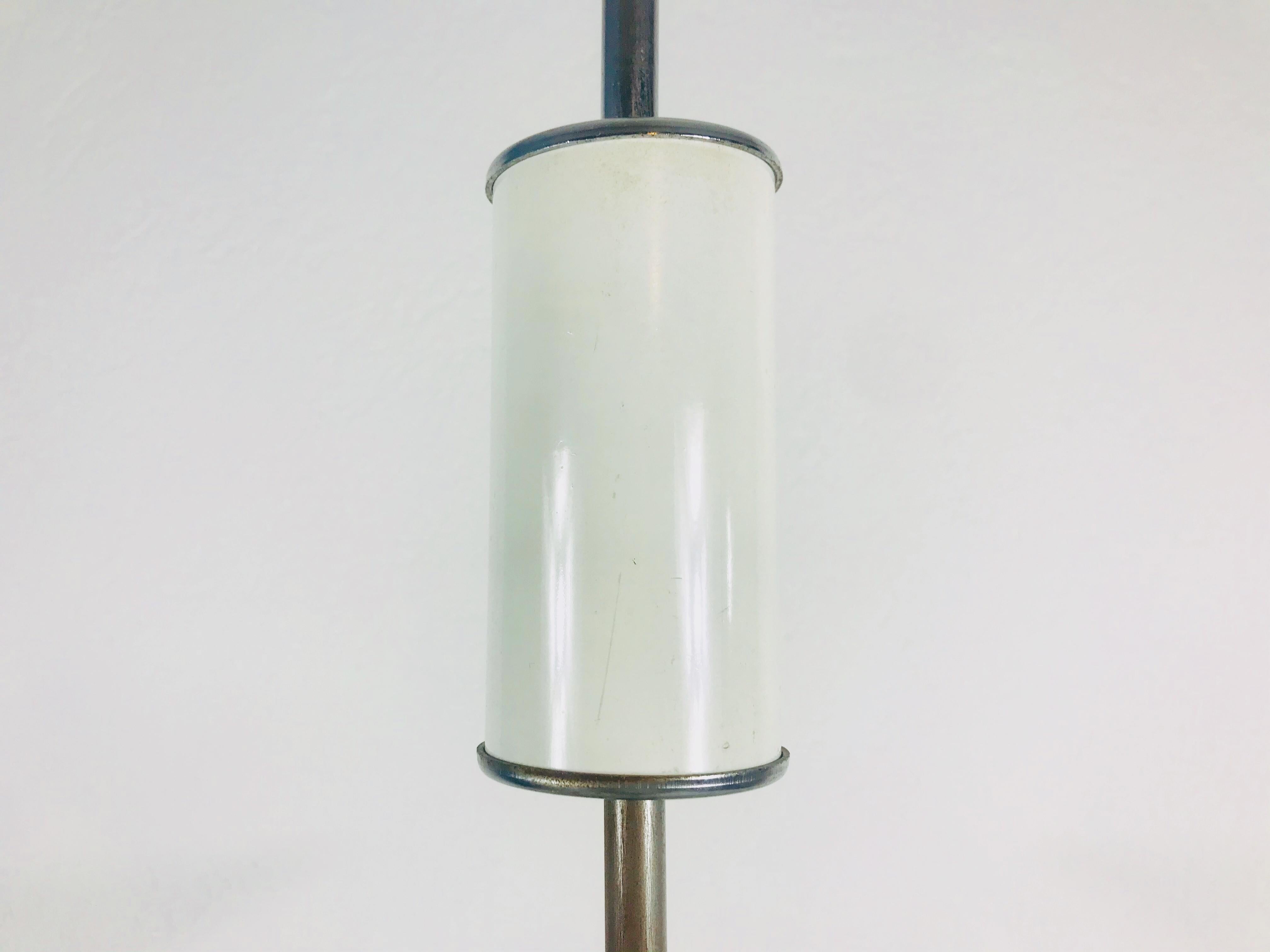 Lampadario 'X-Shape' italiano in metallo bianco A Space, anni '60, Italia in vendita 3