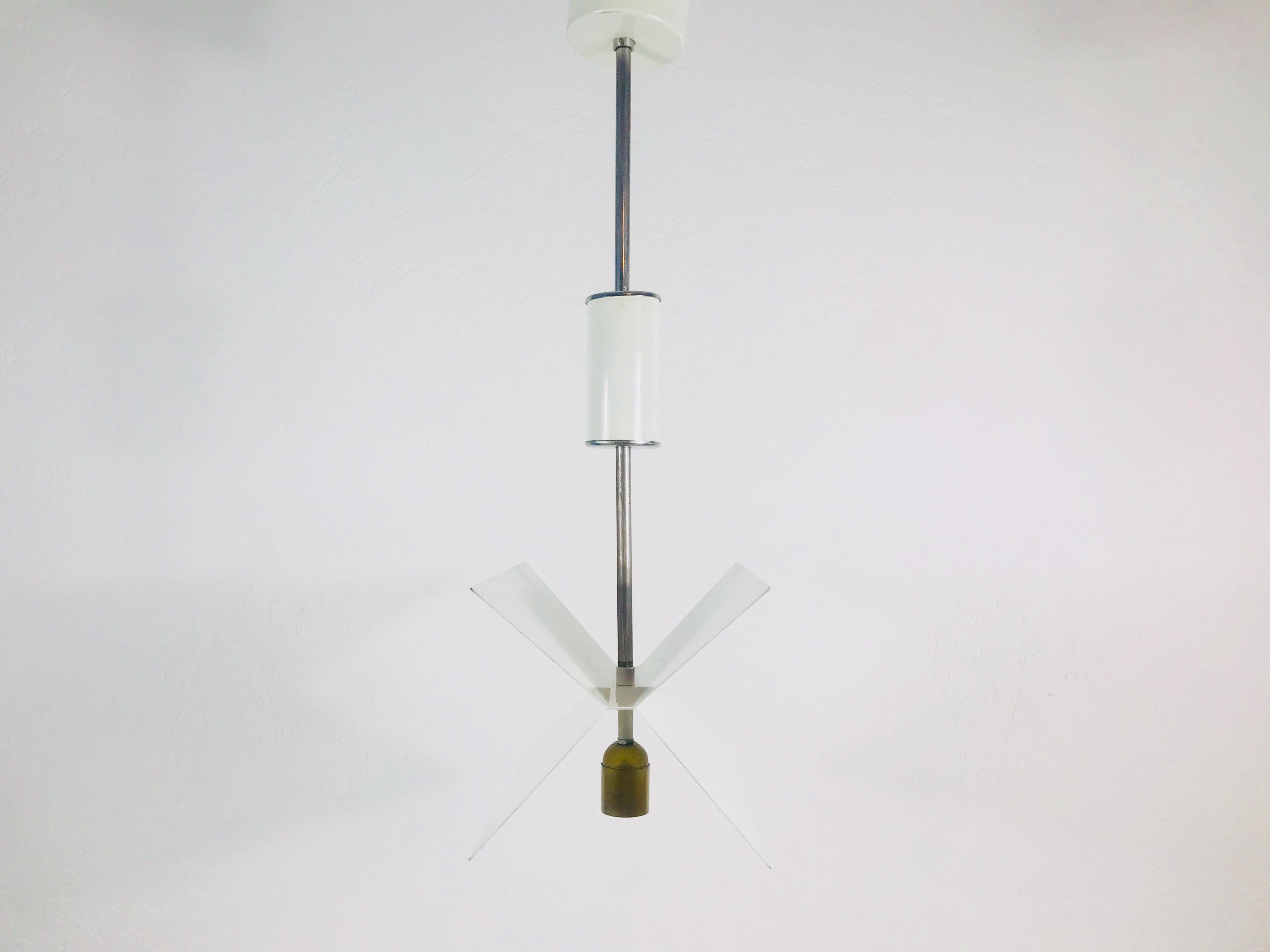 Un lampadario di metà secolo realizzato negli anni '60. È affascinante con il suo design A Space Age e le sue 5 braccia. Il corpo circolare bianco della lampada è realizzato in alluminio pieno.


La lampada richiede una lampadina E27.