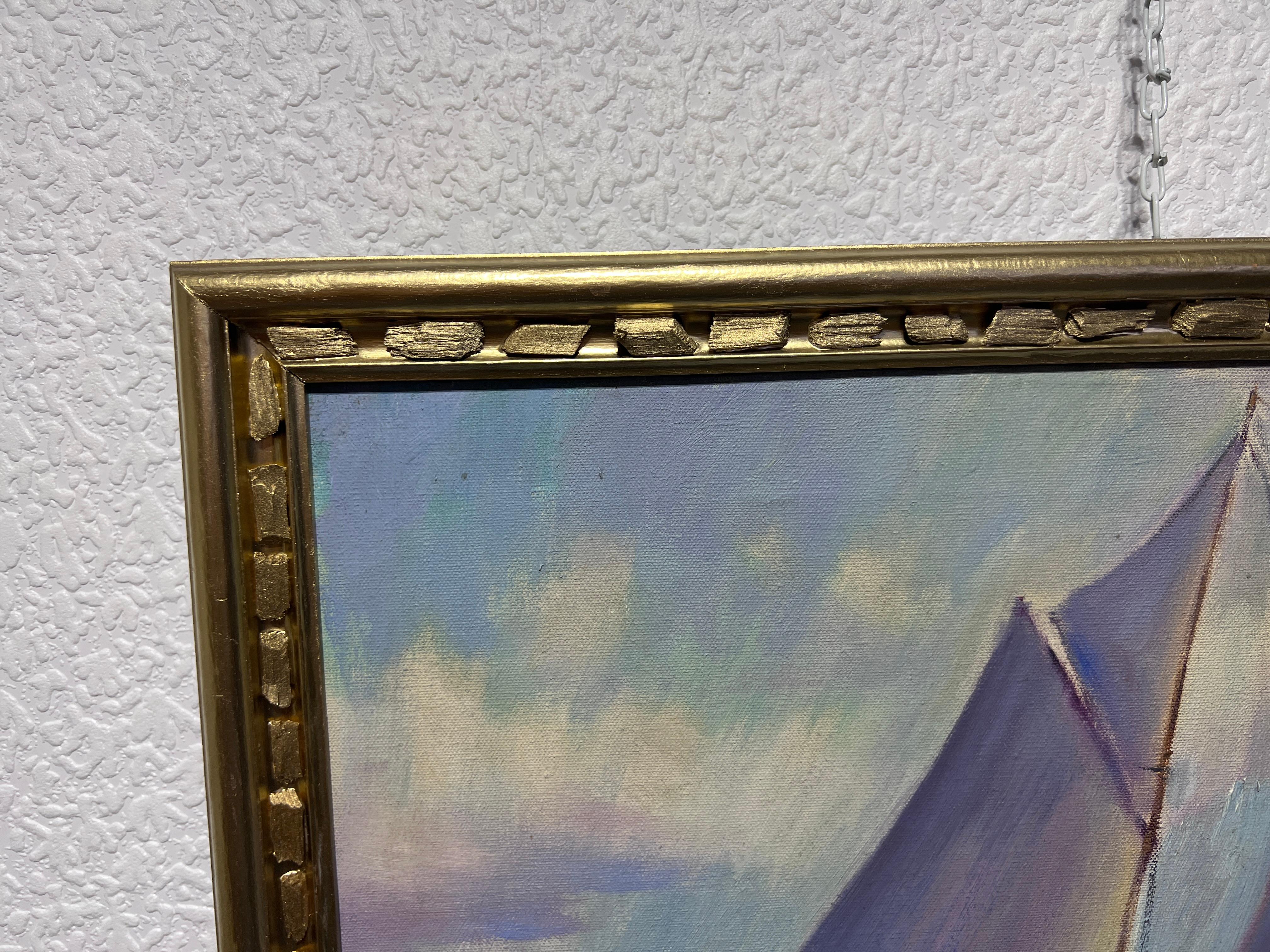 Si tratta di un dipinto a olio su tela originale firmato Vintage che raffigura una nave a vela che attraversa l'oceano. Le vele della nave sono piene e catturano il vento mentre si muove tra le onde. L'acqua è rappresentata con sfumature di blu e