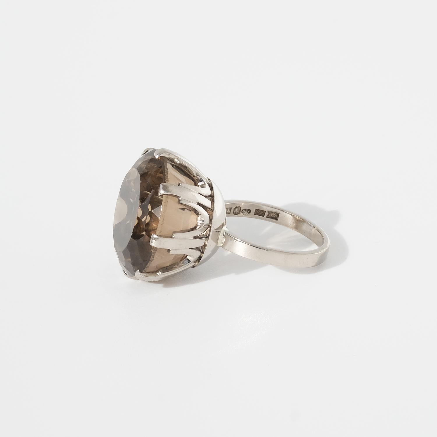 White 18 k Gold and Smoky Quarts Cocktail ring by Bengt Liljedahl, Made 1960 In Good Condition For Sale In Stockholm, SE