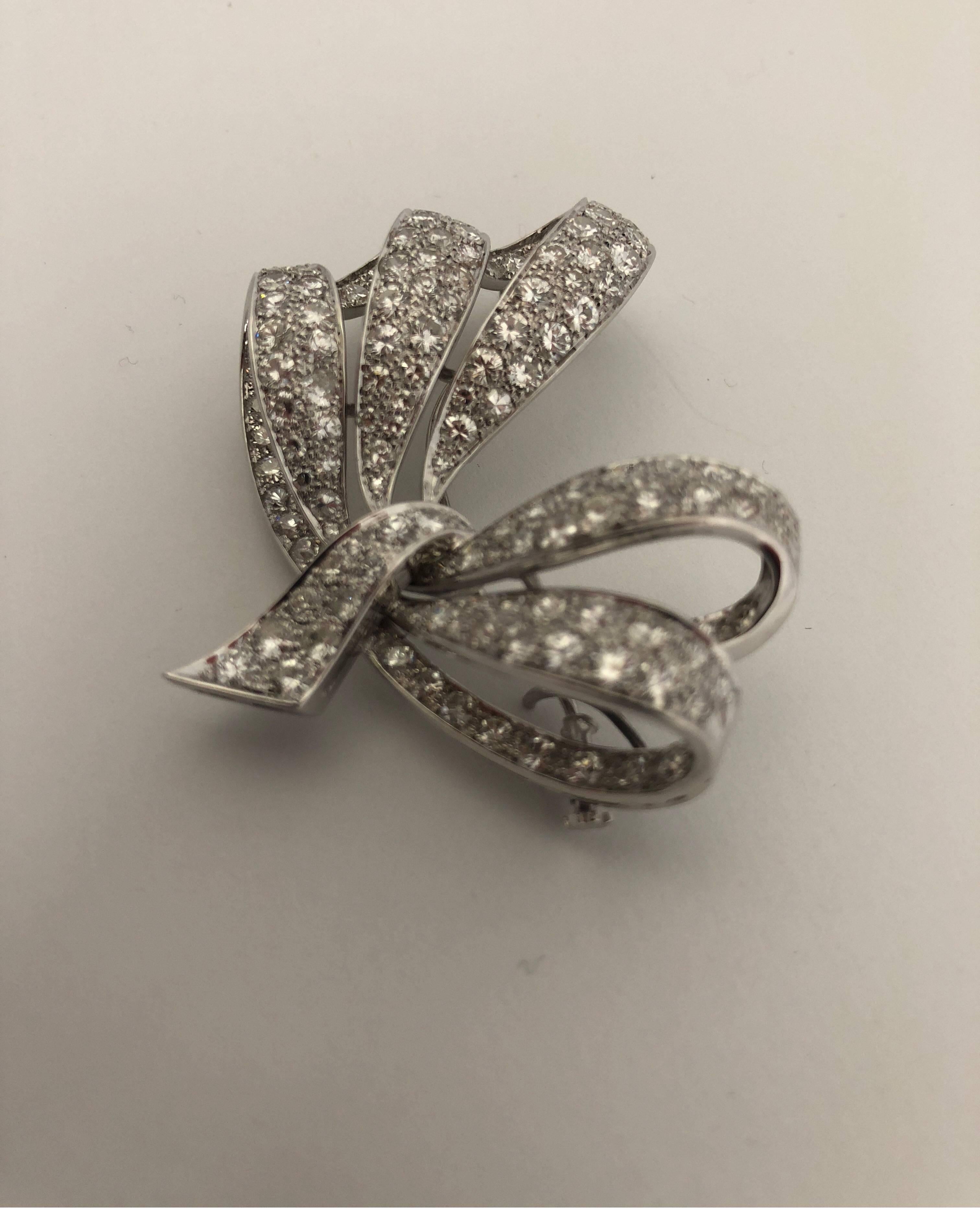 White 18kt bow brooch with white diamonds 
Can be worn as a pendent if used on a chain
Total weight of gold gr 19
total weight of diamonds ct 5.50
