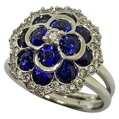 Weißer Ring aus 18 Karat Gold mit Diamanten und natürlichem blauen Saphir