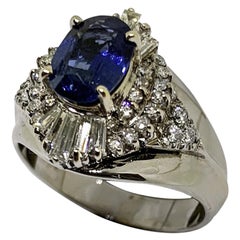 Bague en or blanc 18 carats sertie de diamants et de saphirs bleus naturels